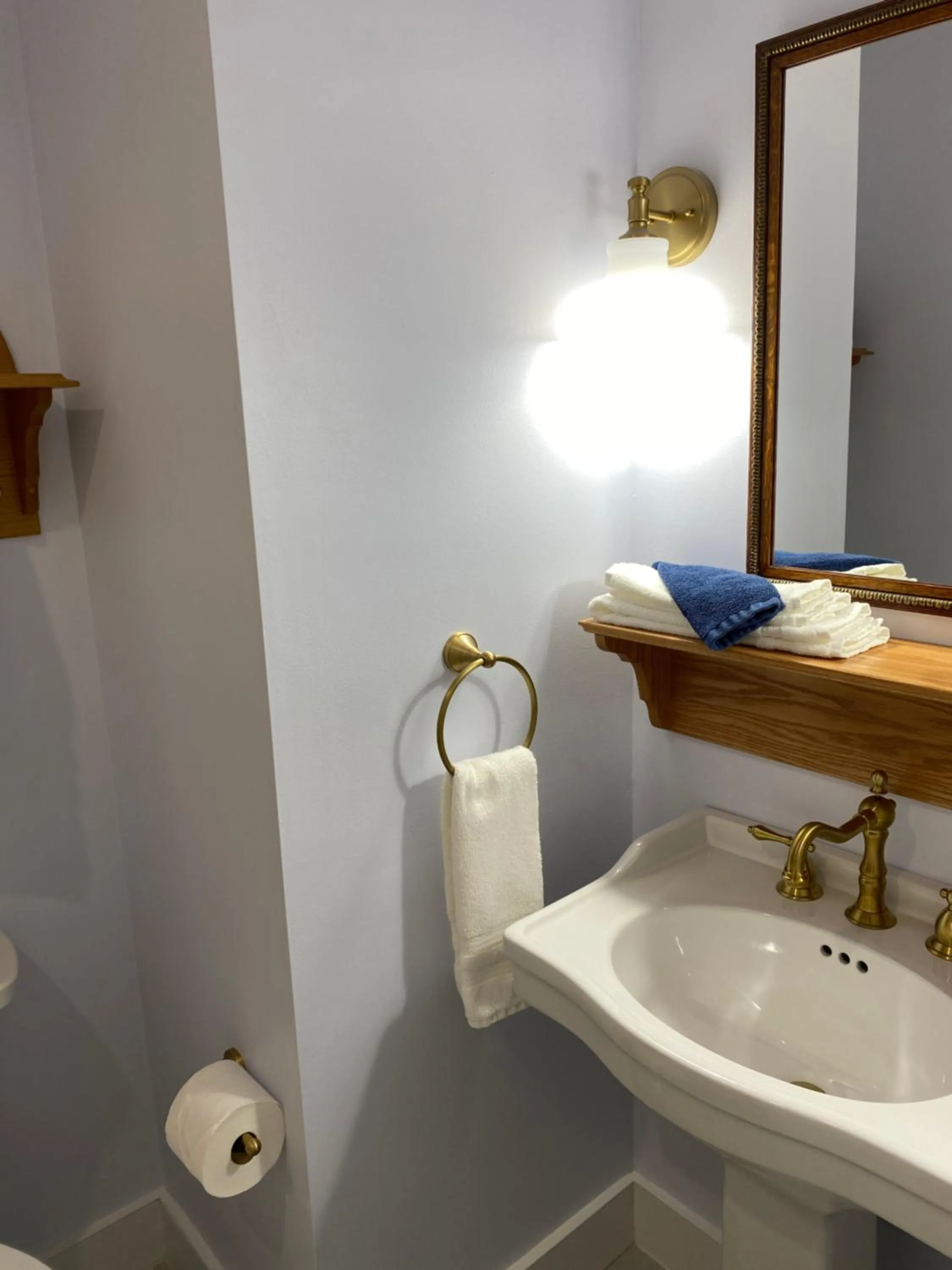 Bathroom in Spouter Inn Bed & Breakfast