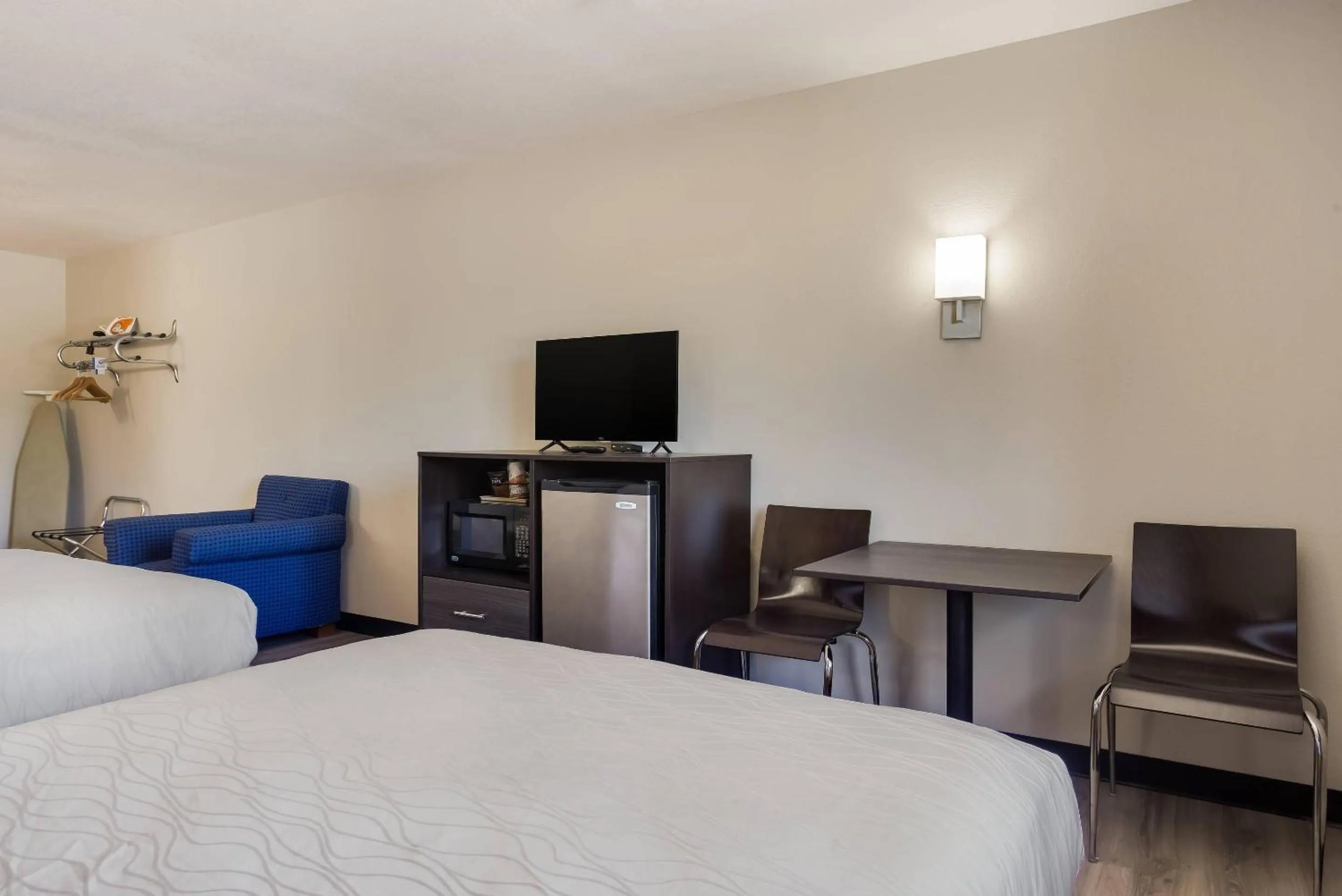 Bedroom, Bed in Rodeway Inn Branson, Brick House