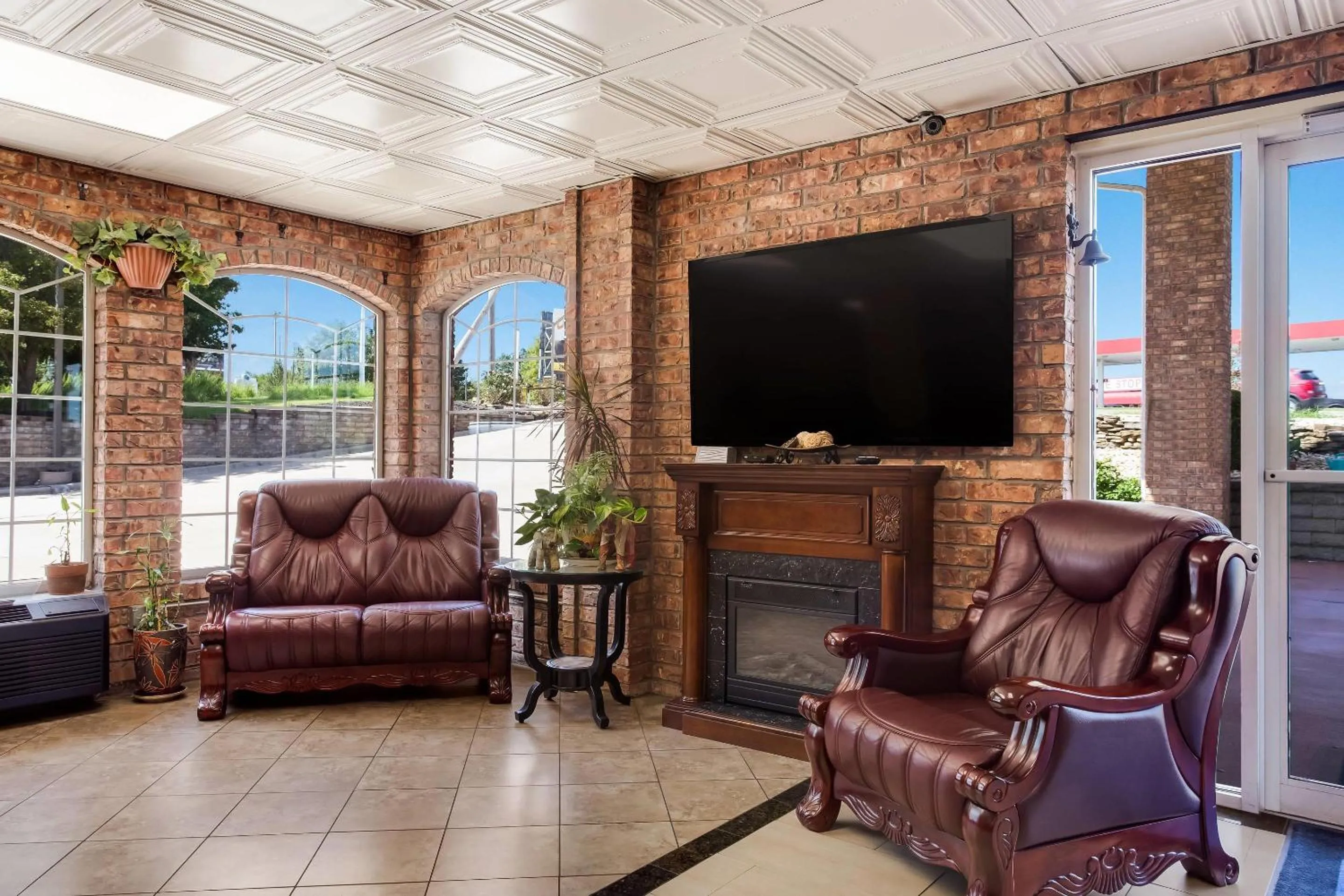 Lobby or reception in Rodeway Inn Branson, Brick House