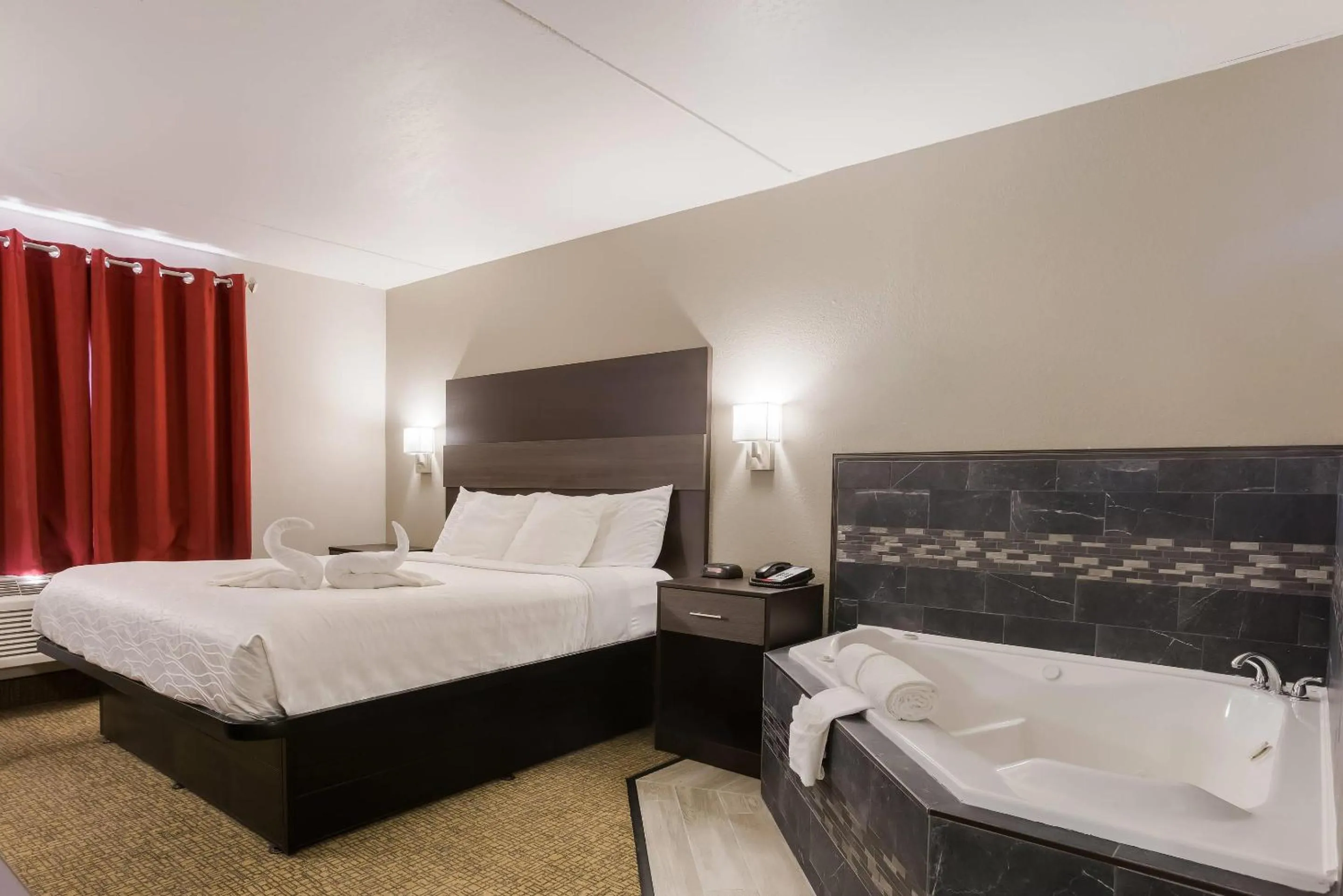 Bedroom, Bed in Rodeway Inn Branson, Brick House