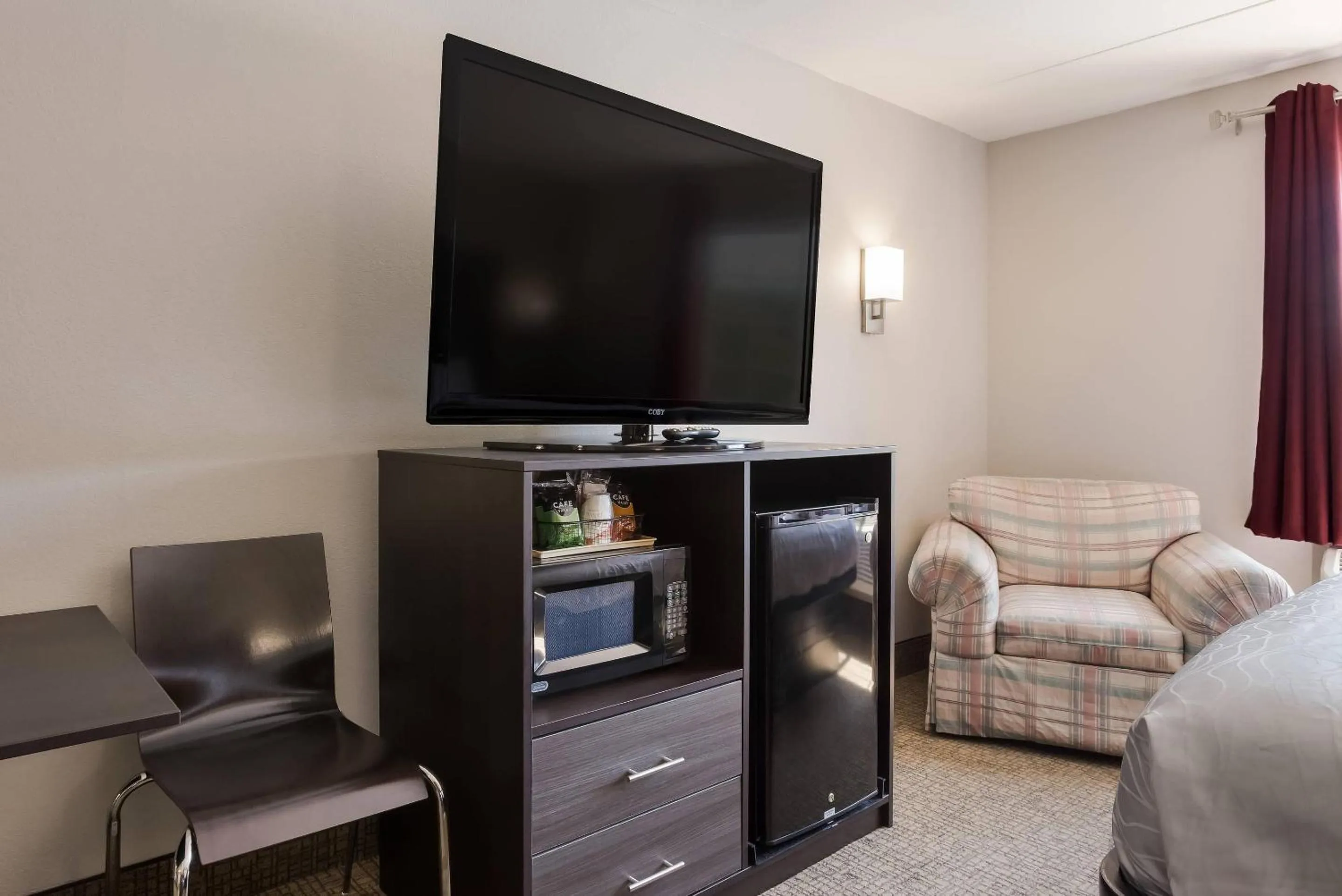 Bedroom, Bed in Rodeway Inn Branson, Brick House