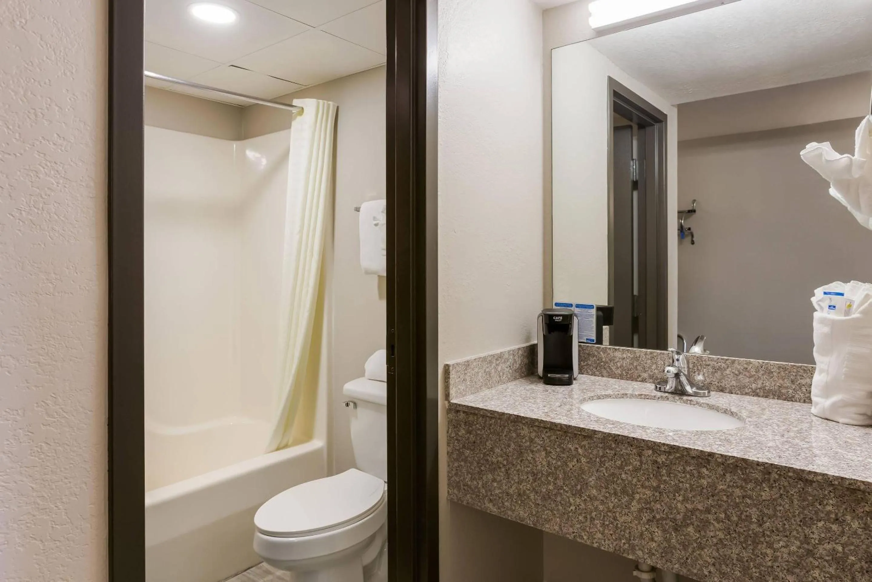 Bedroom in Rodeway Inn Branson, Brick House