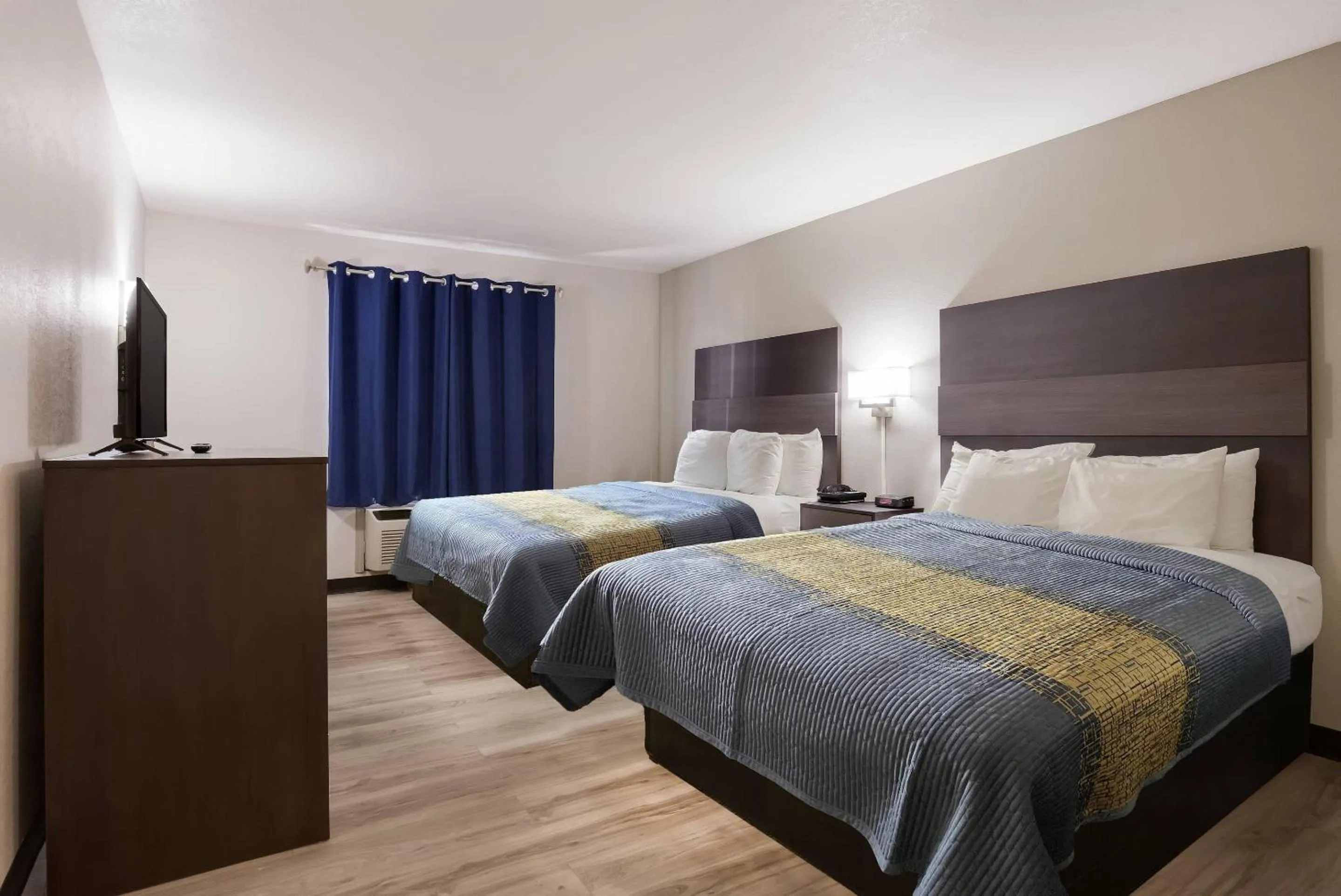 Bedroom, Bed in Rodeway Inn Branson, Brick House