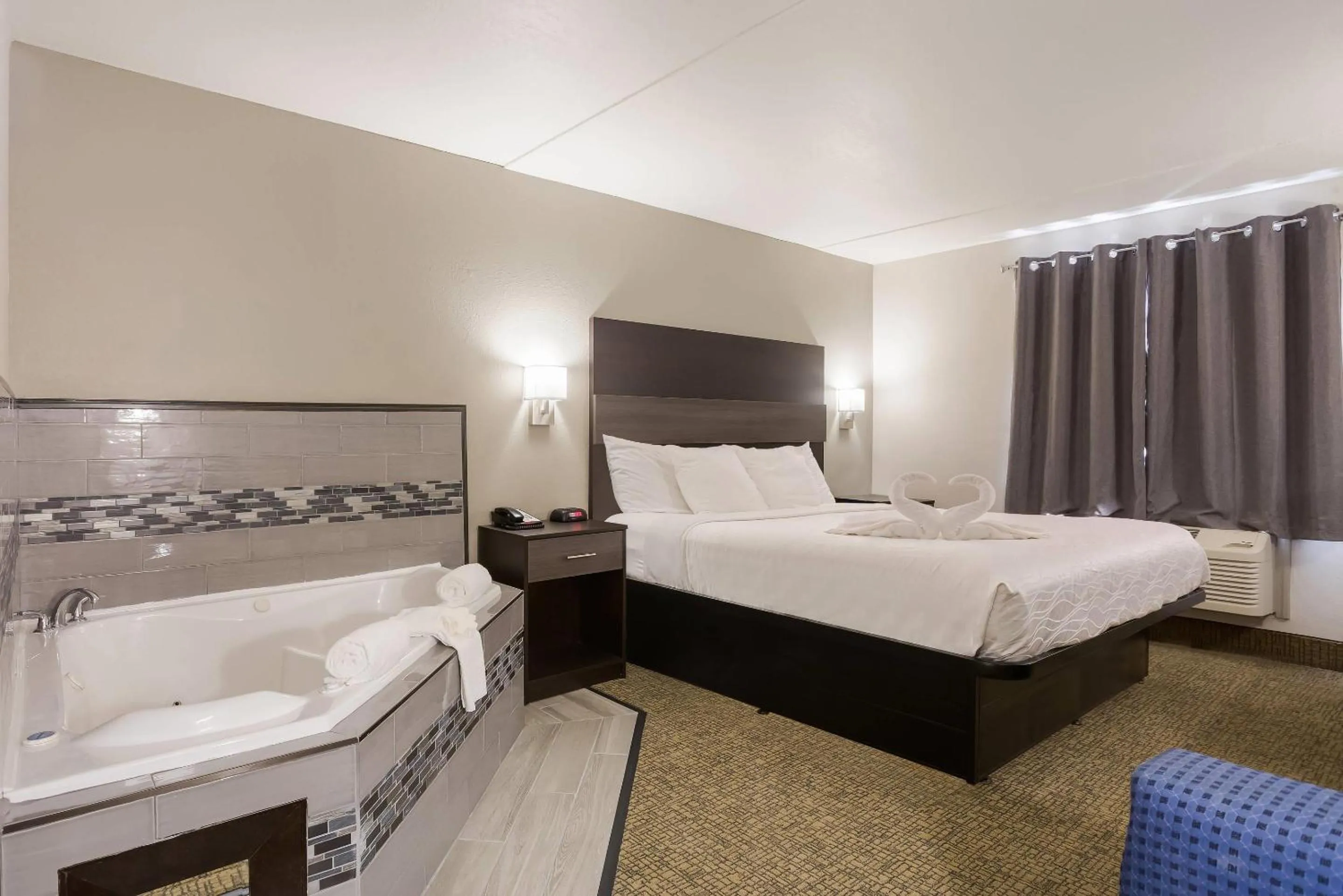 Bedroom, Bed in Rodeway Inn Branson, Brick House