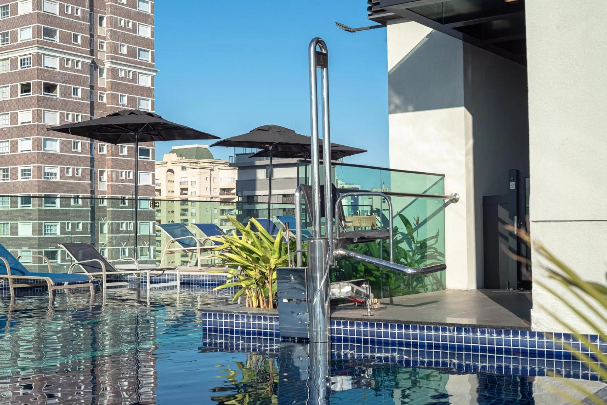 Swimming pool in I am Design Hotel Campinas by Hotelaria Brasil