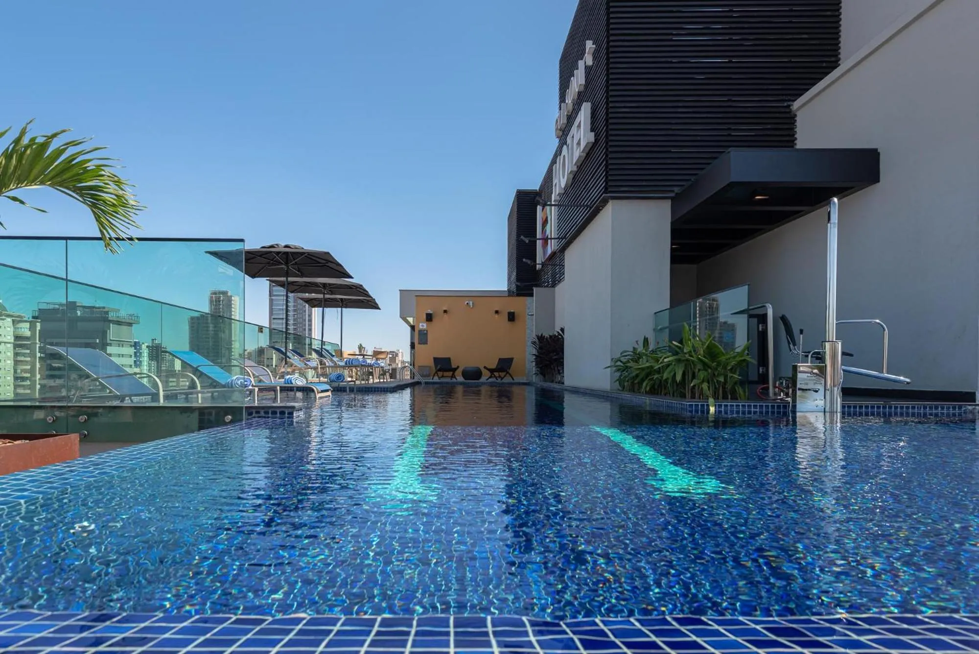 Swimming pool in I am Design Hotel Campinas by Hotelaria Brasil