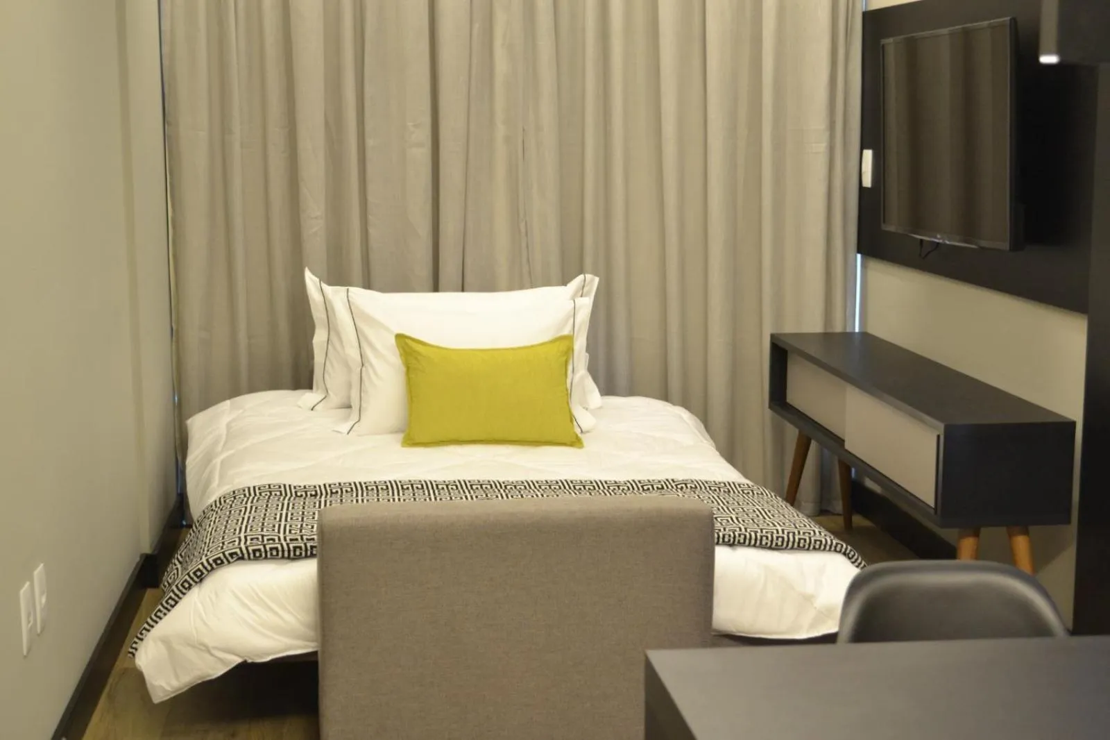 Living room, Bed in I am Design Hotel Campinas by Hotelaria Brasil