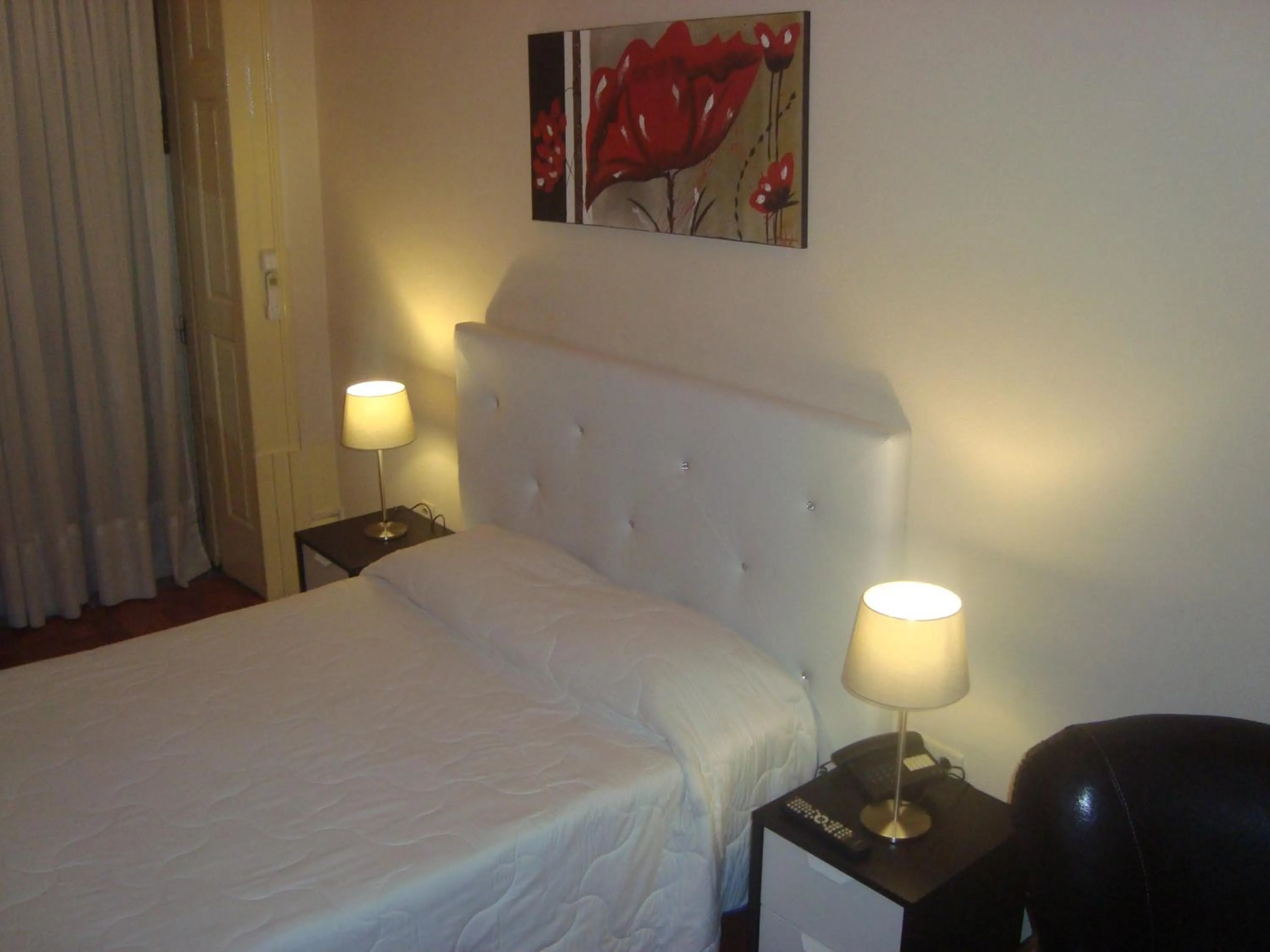 Photo of the whole room, Bed in Santa Clara Porto