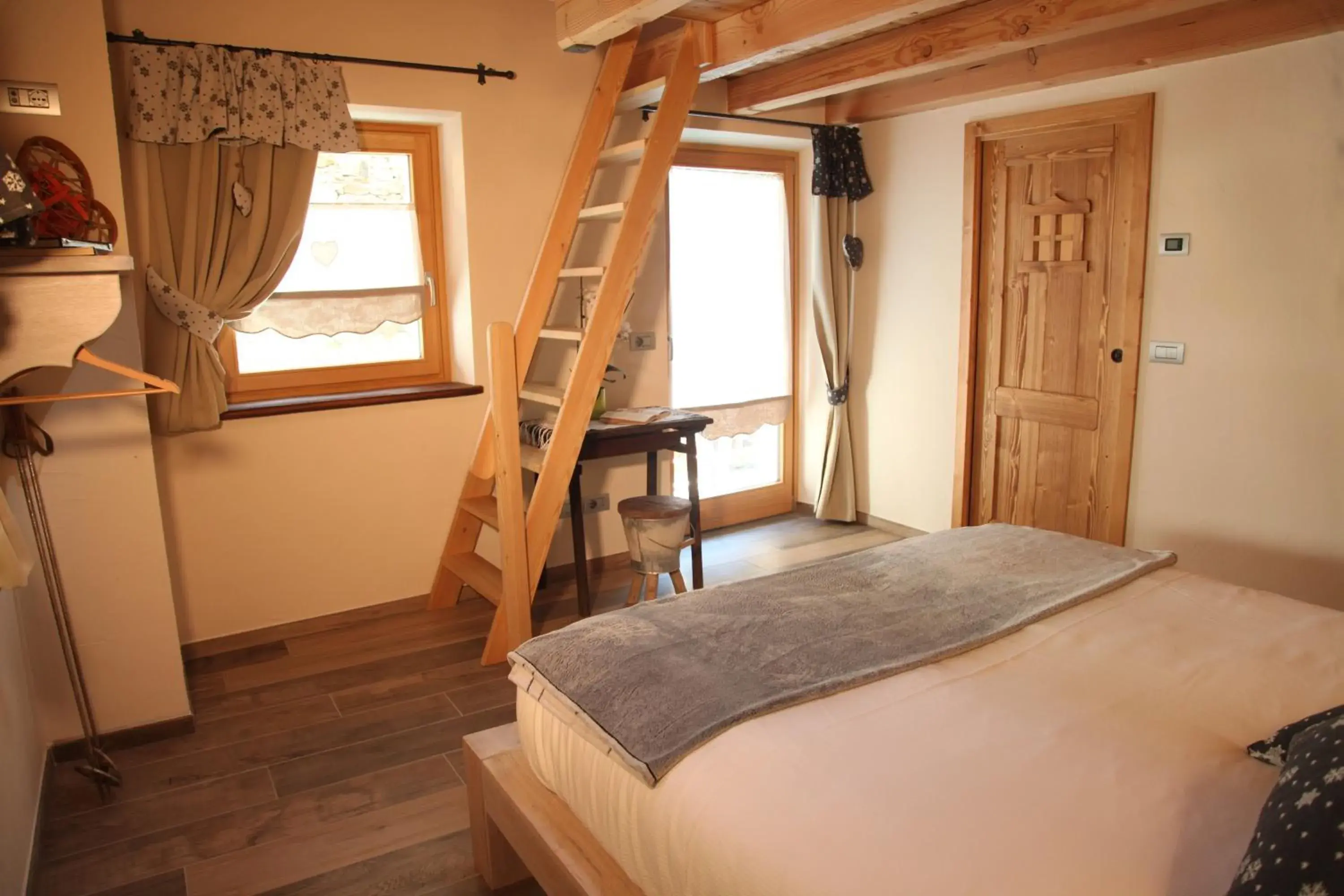 Deluxe Family Room (2 Adults + 1 Child) - Split Level in Mi Casa Tu Casa Deluxe Family Room (2 Adults + 1 Child) - Split Level in Mi Casa Tu Casa