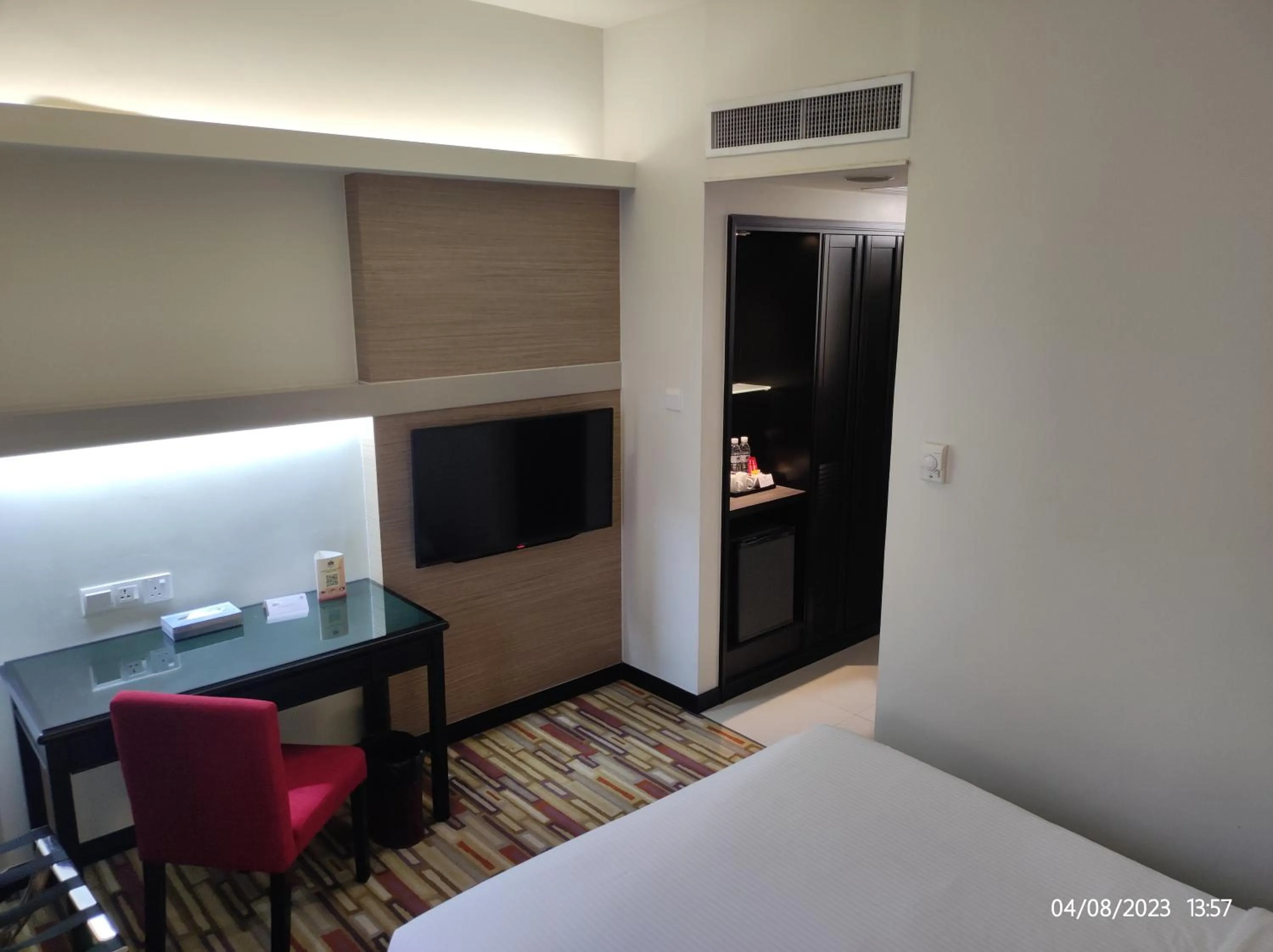 Bedroom, Bed in Harbour View Hotel