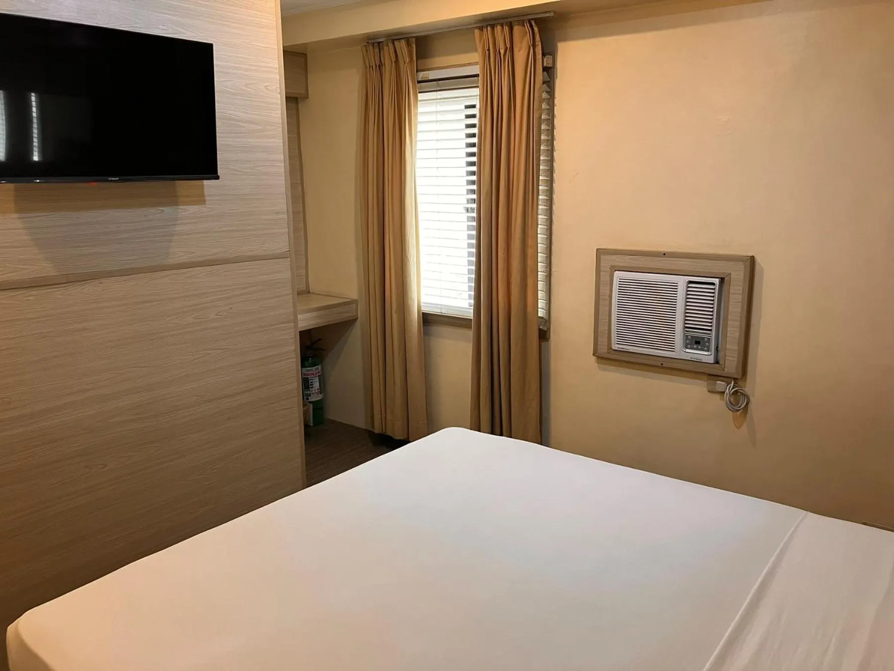 Bed in Spaces Hotel Makati