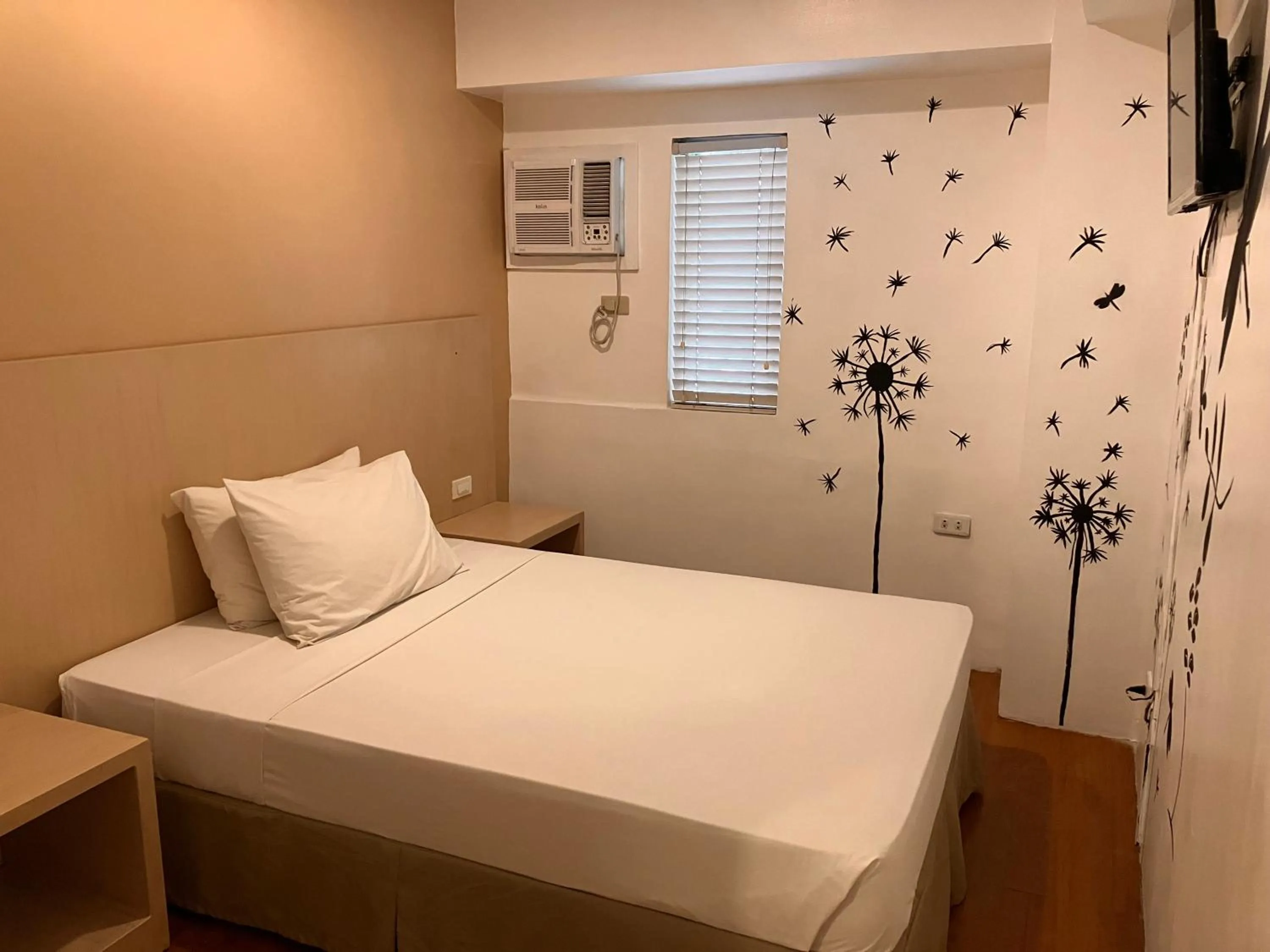 Bed in Spaces Hotel Makati