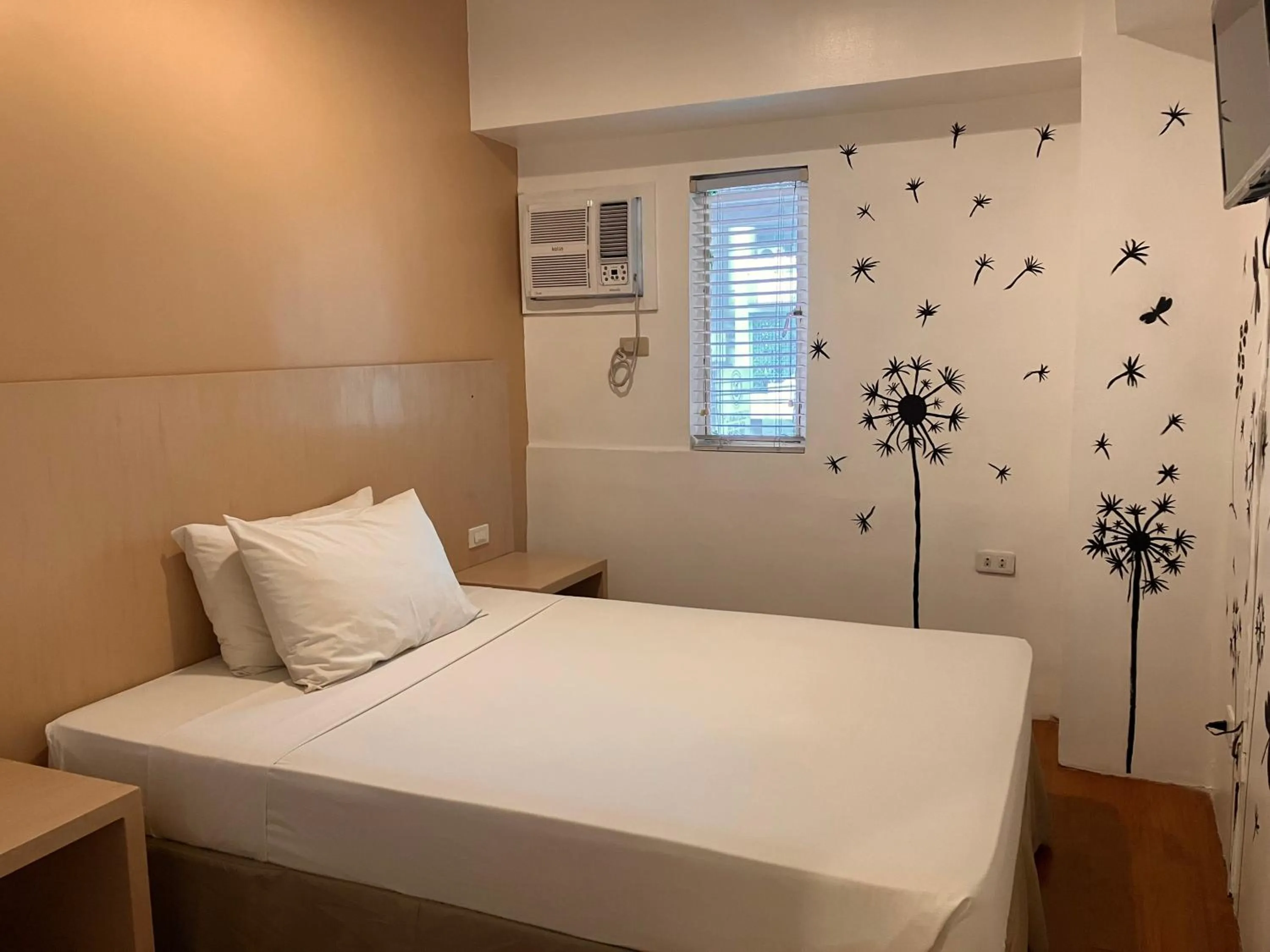 Bed in Spaces Hotel Makati