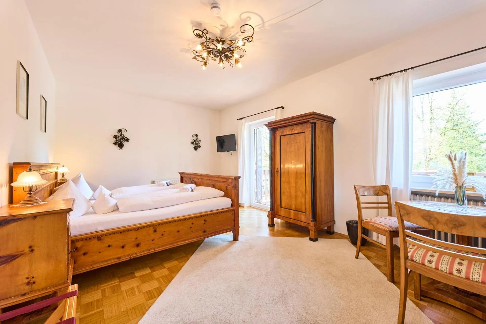 Photo of the whole room, Bed in Hotel Waldgasthof Buchenhain