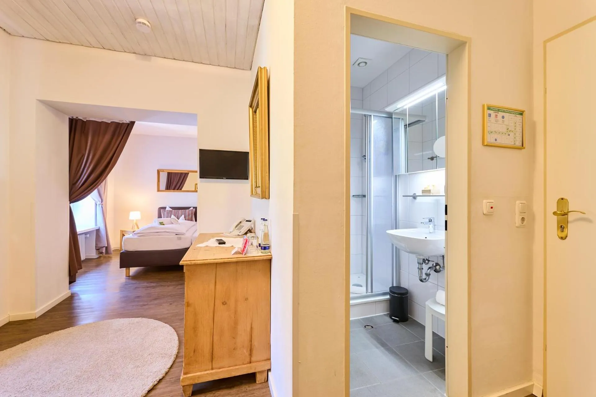 Shower, Bed in Hotel Waldgasthof Buchenhain