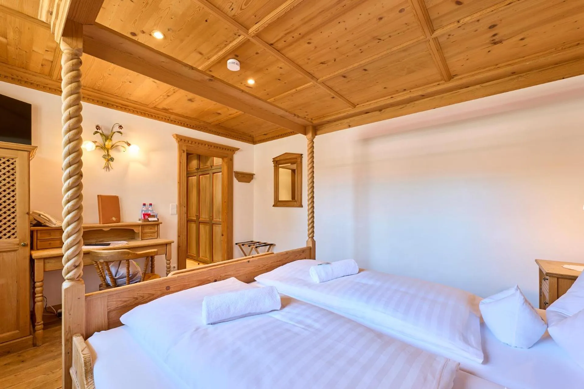 Photo of the whole room, Bed in Hotel Waldgasthof Buchenhain