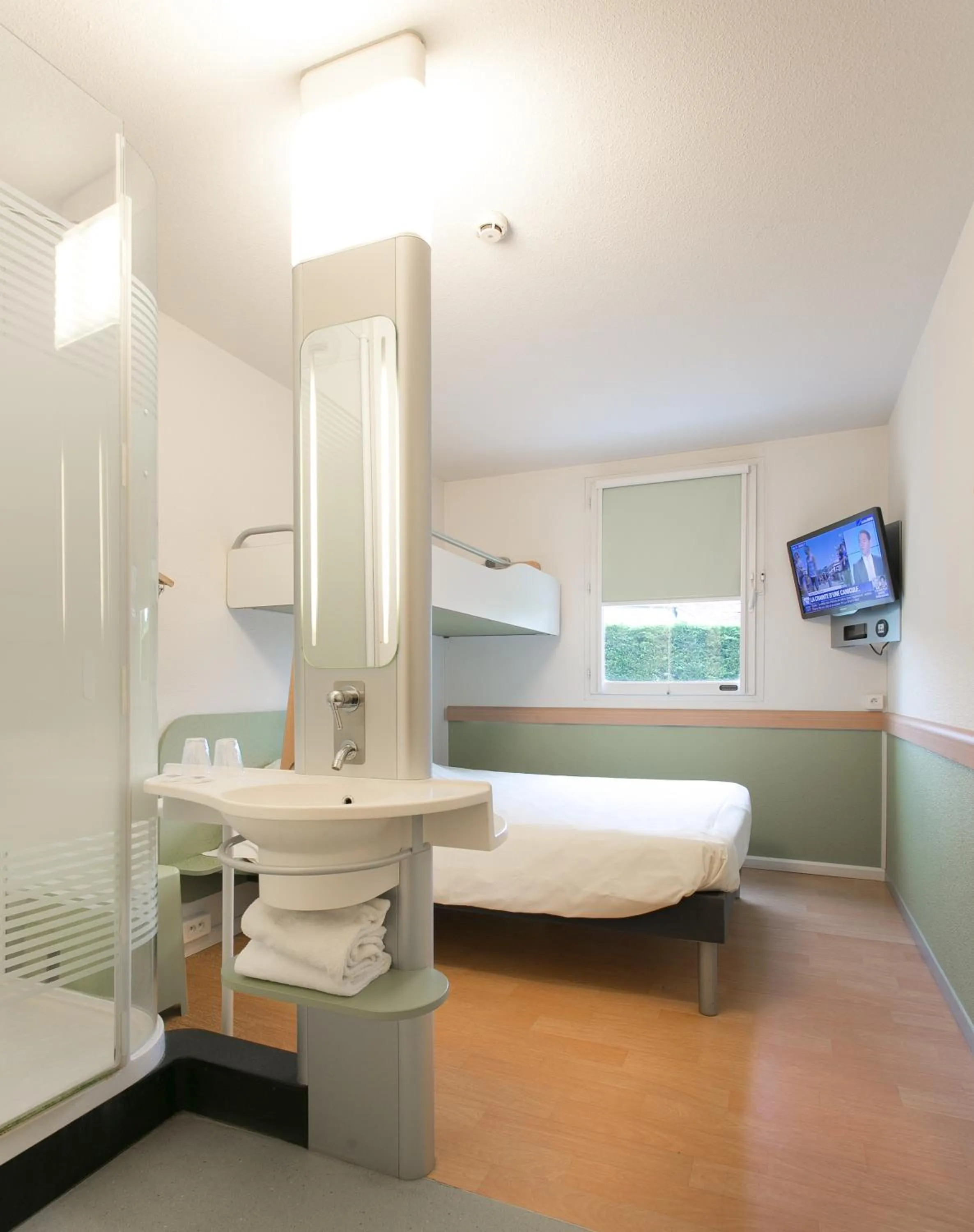 Shower, Bed in ibis budget Bordeaux Aéroport