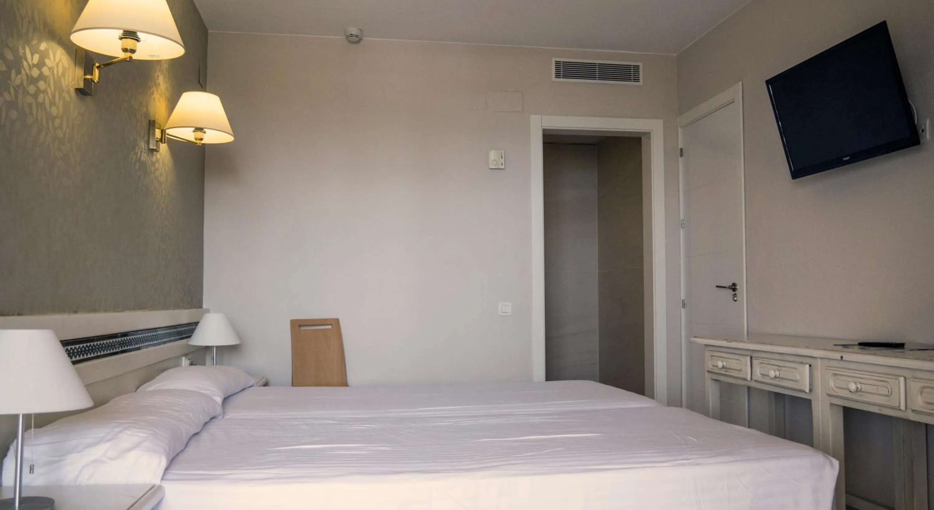 Photo of the whole room, Bed in Gran Hotel del Coto