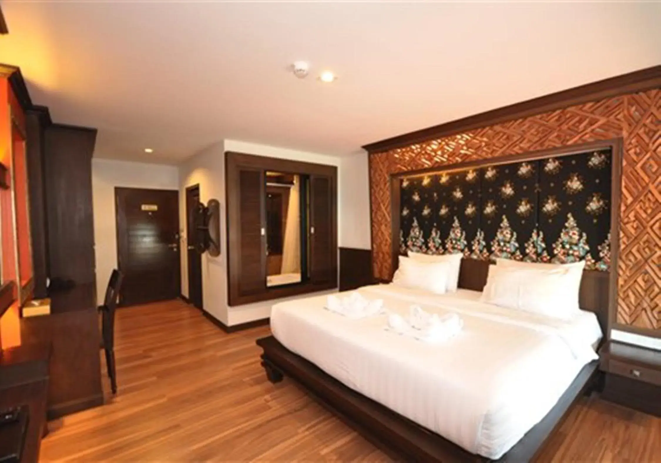 Deluxe Double Room with Partial Sea View in Chalelarn Hotel Hua Hin Deluxe Double Room with Partial Sea View in Chalelarn Hotel Hua Hin