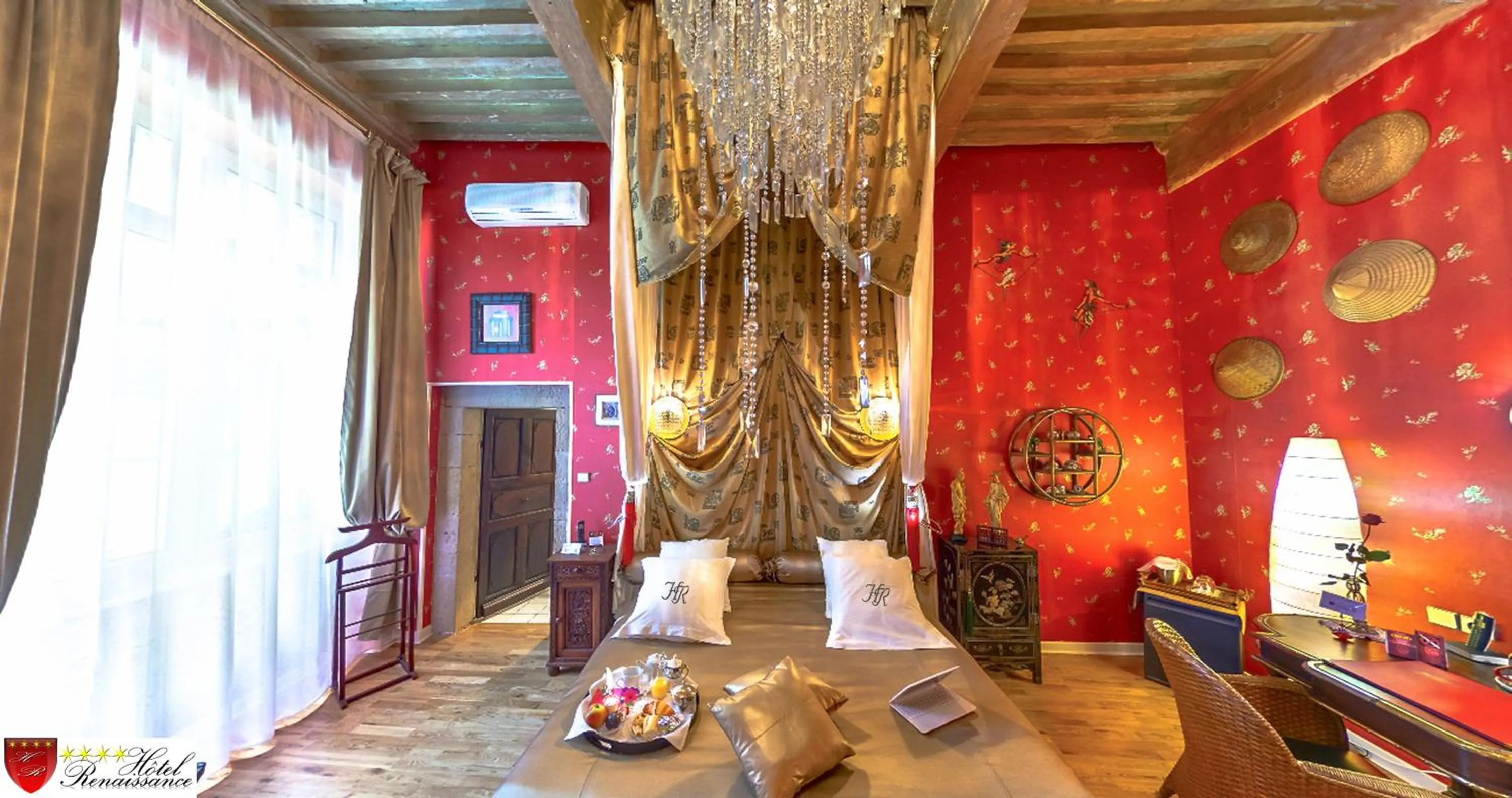 Bed in Hôtel Renaissance