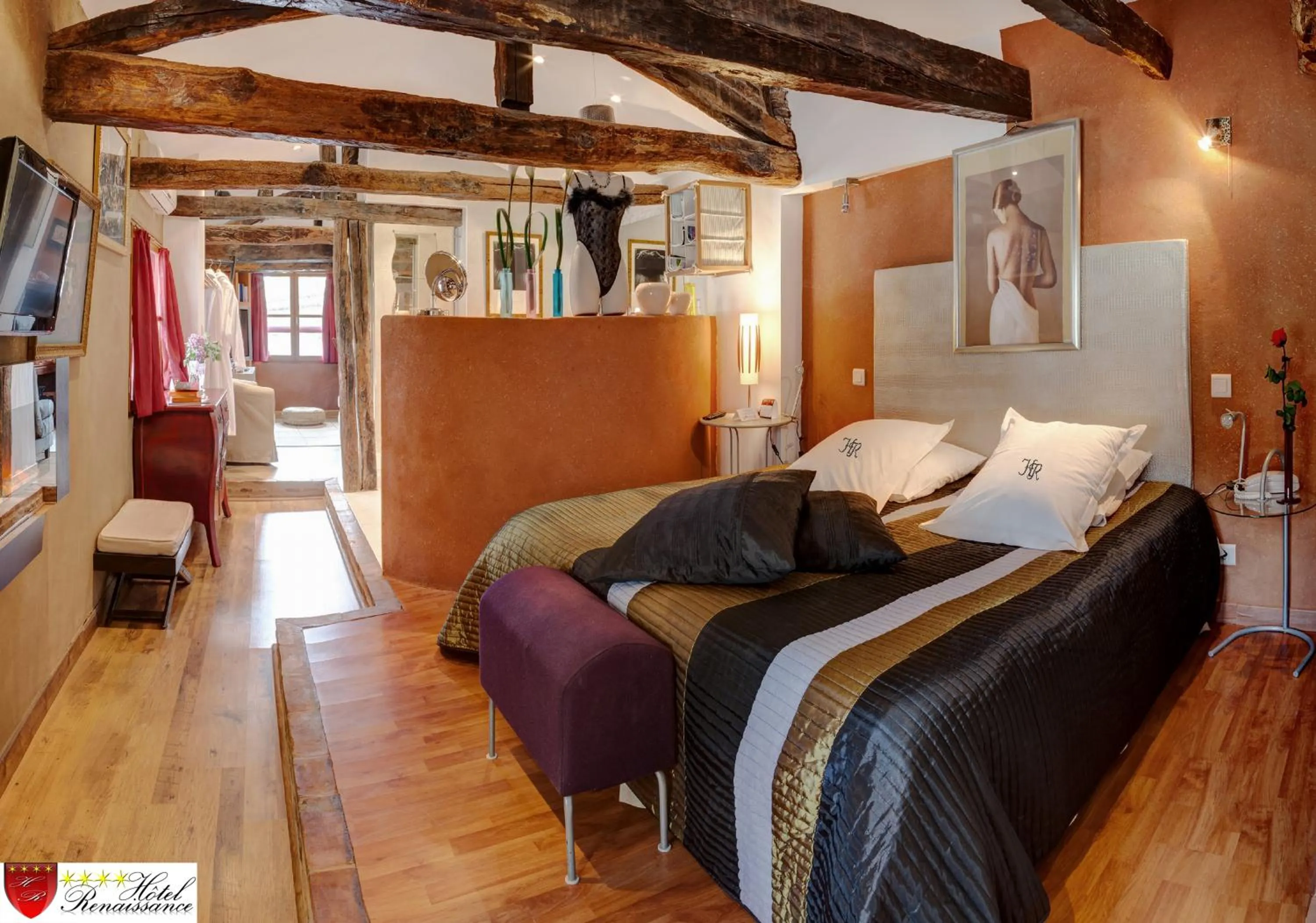 Bed in Hôtel Renaissance