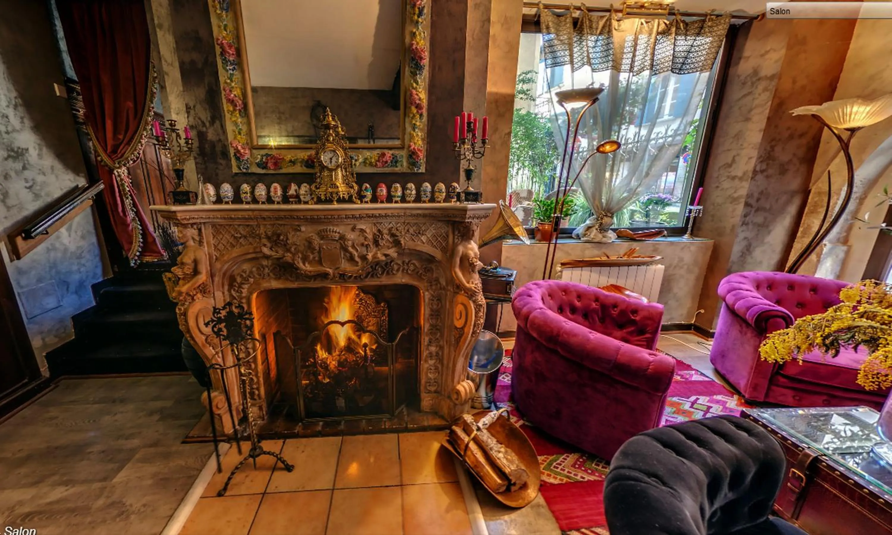 Communal lounge/ TV room in Hôtel Renaissance