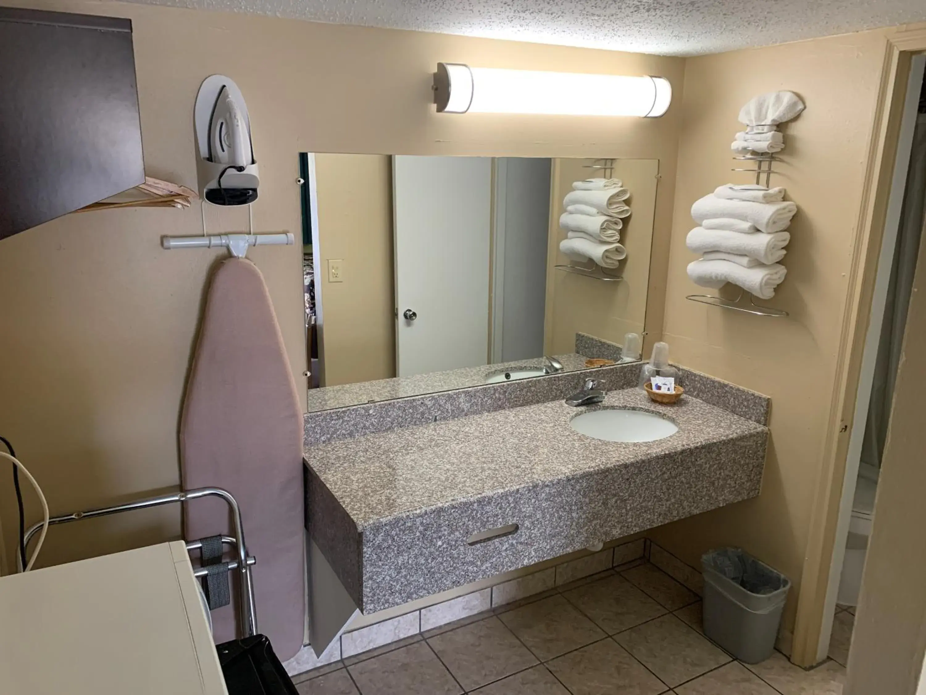 Deluxe King Room - single occupancy in Thunderbird Inn Deluxe King Room - single occupancy in Thunderbird Inn