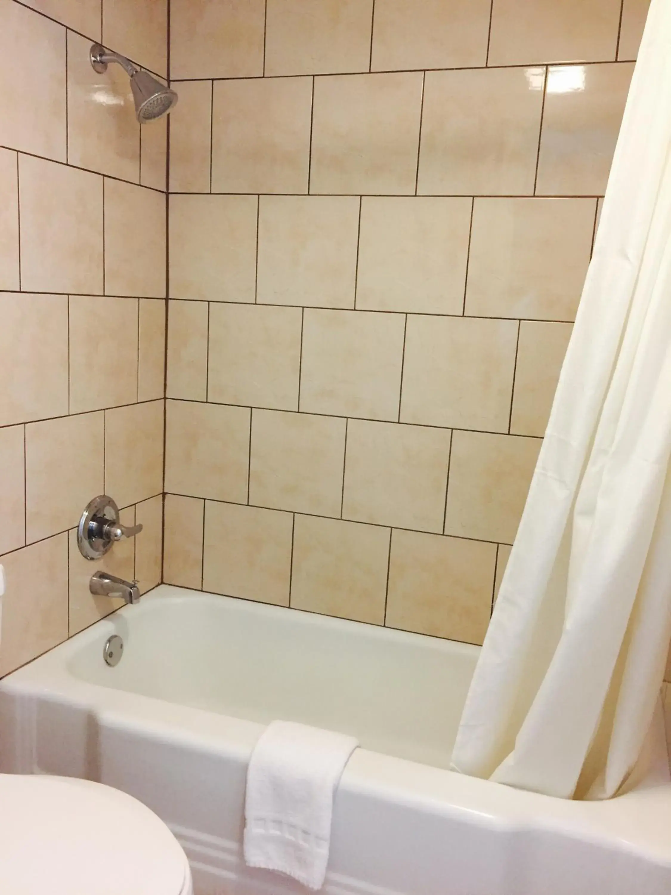 Deluxe Queen Room - single occupancy in Thunderbird Inn Deluxe Queen Room - single occupancy in Thunderbird Inn