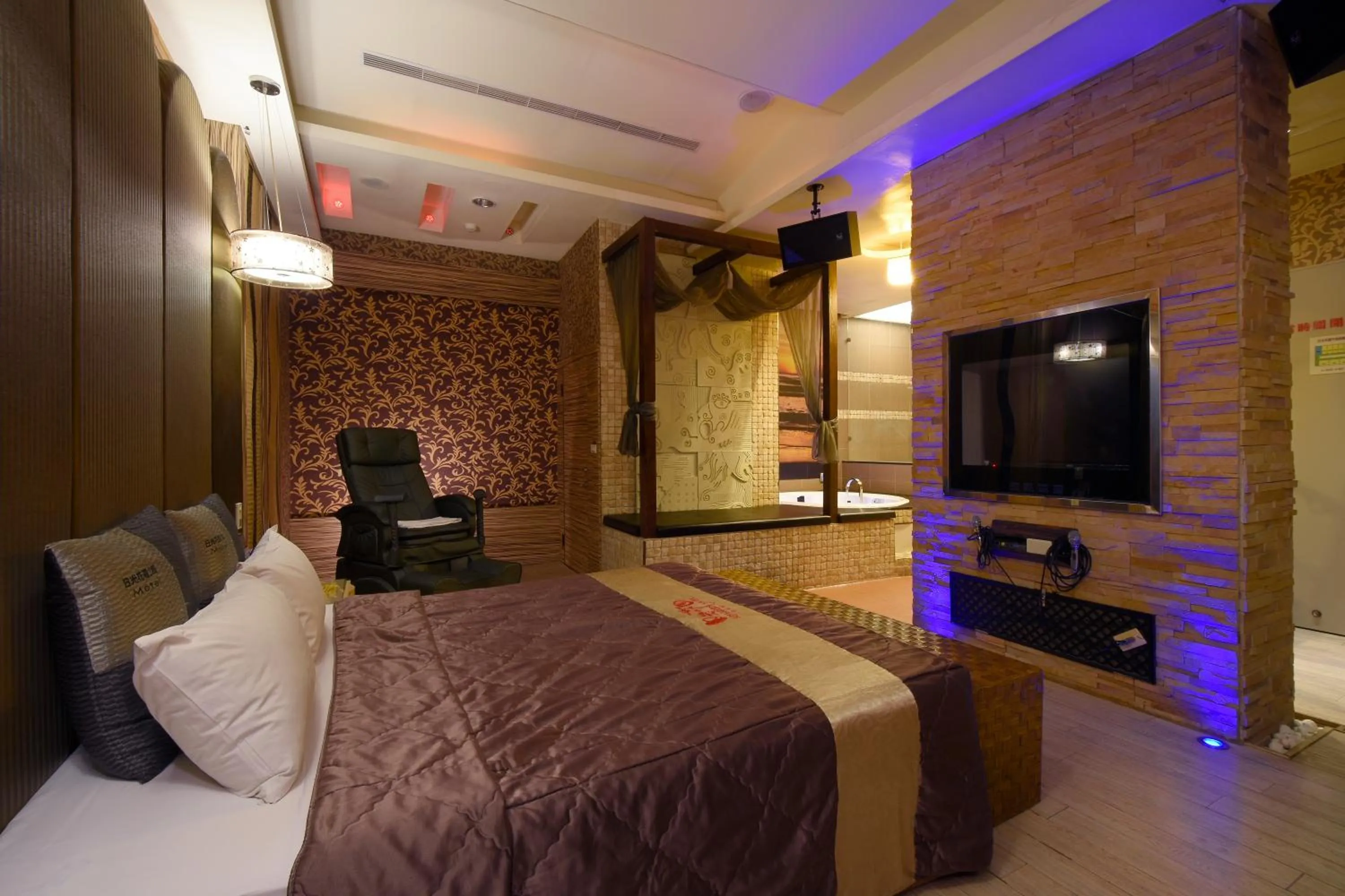 Bedroom, Bed in Sun Garden Motel