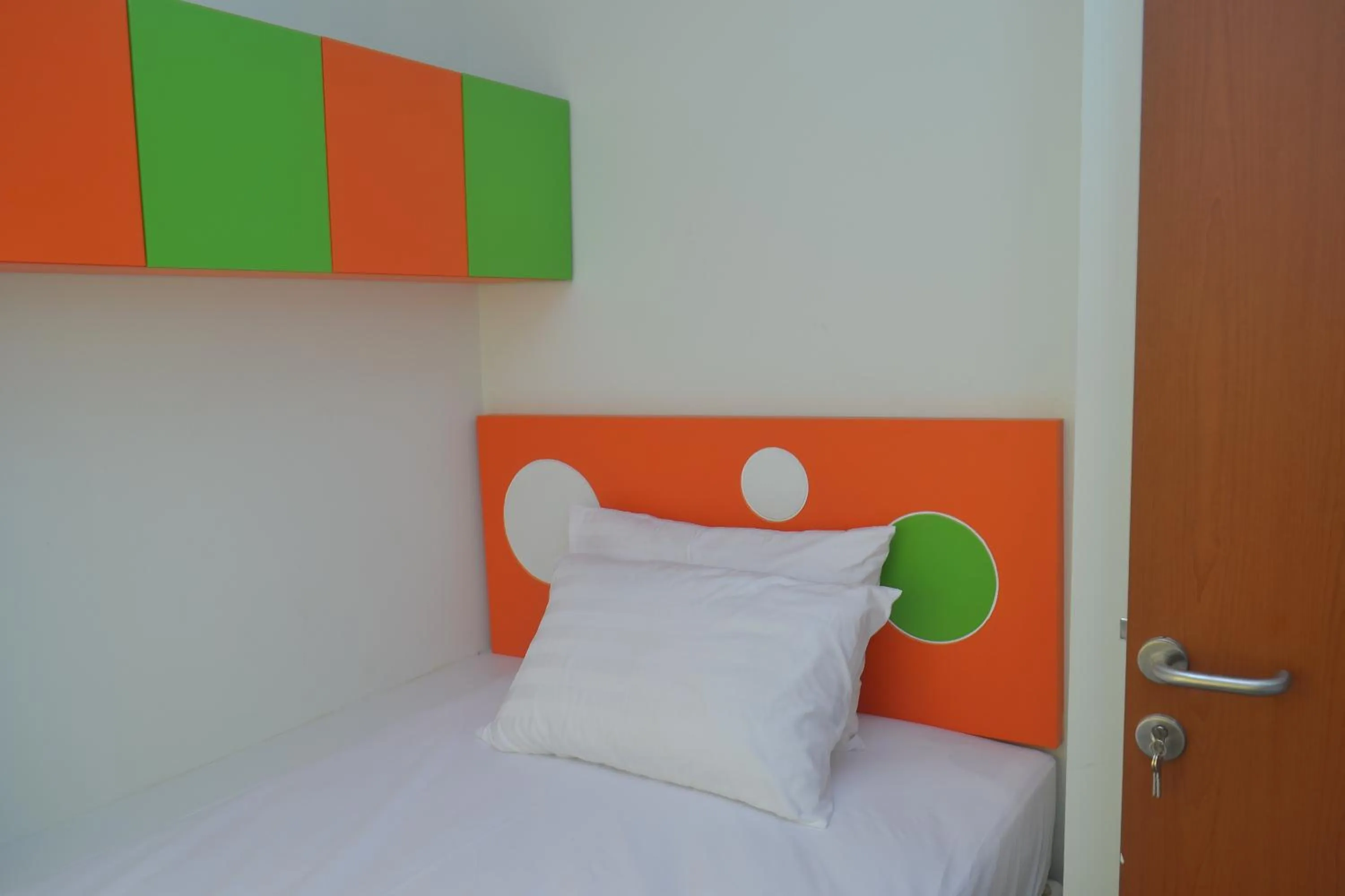 Bed in Titanium Express HomTel