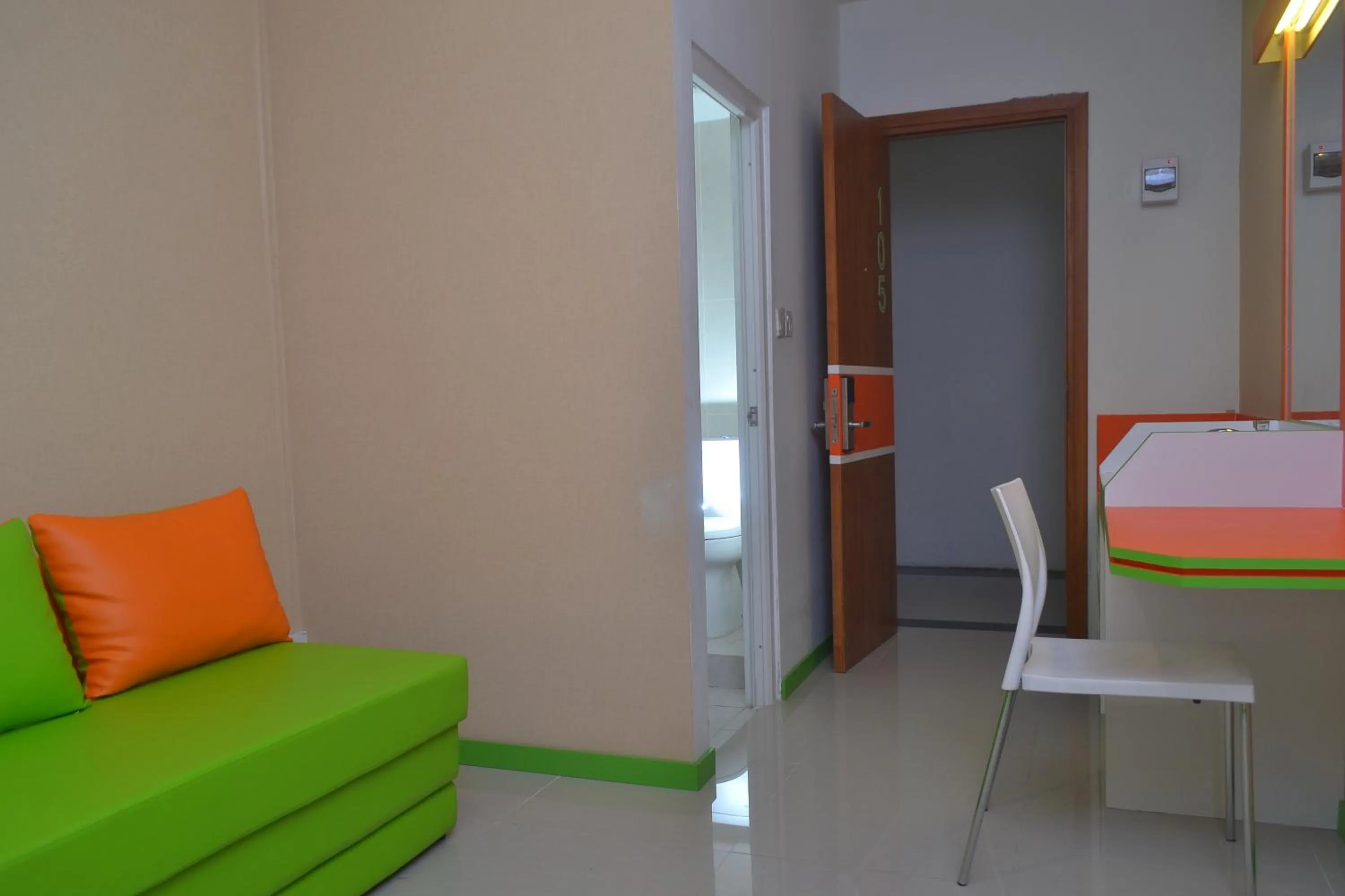 Living room, Bed in Titanium Express HomTel