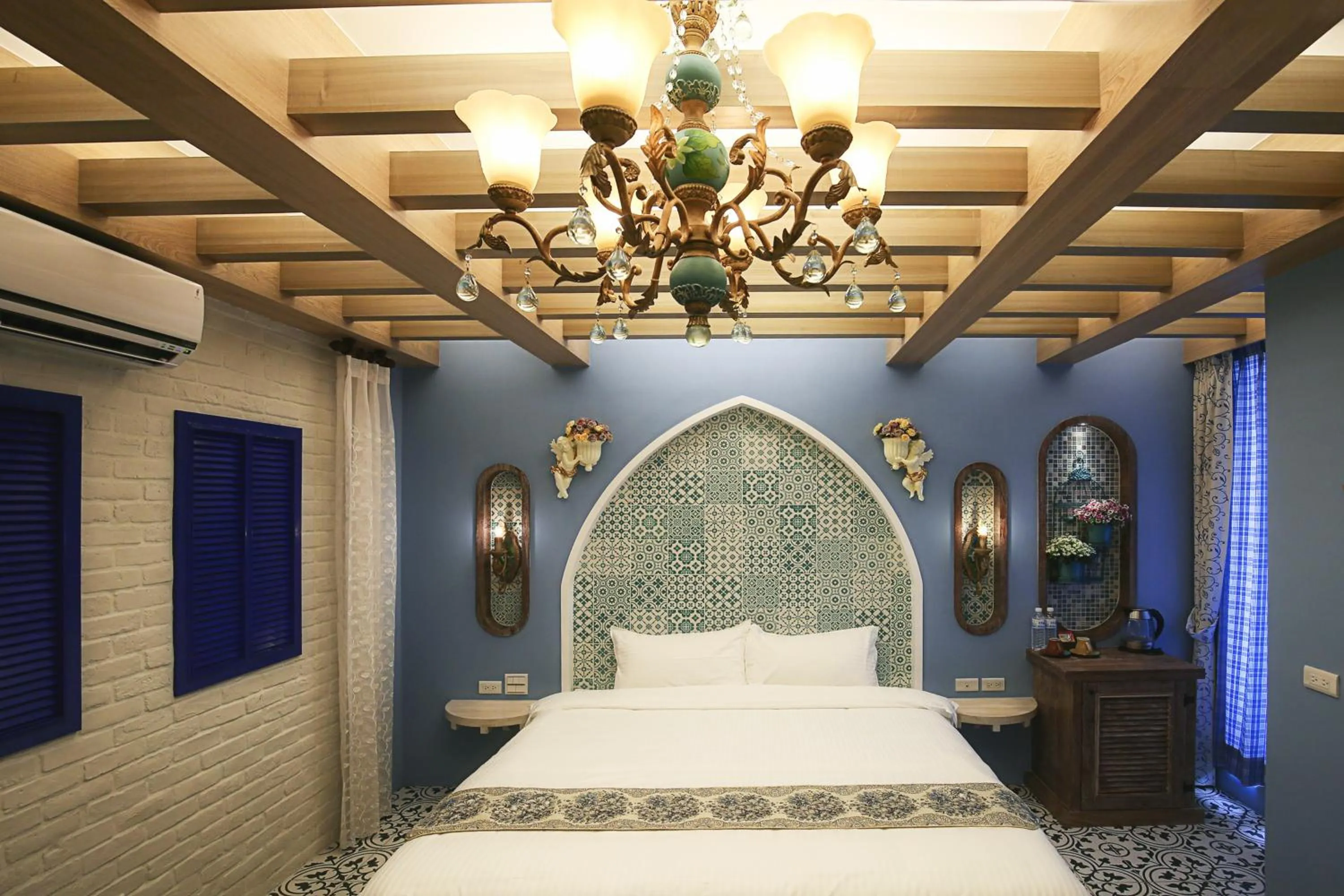 Photo of the whole room in J.T.World