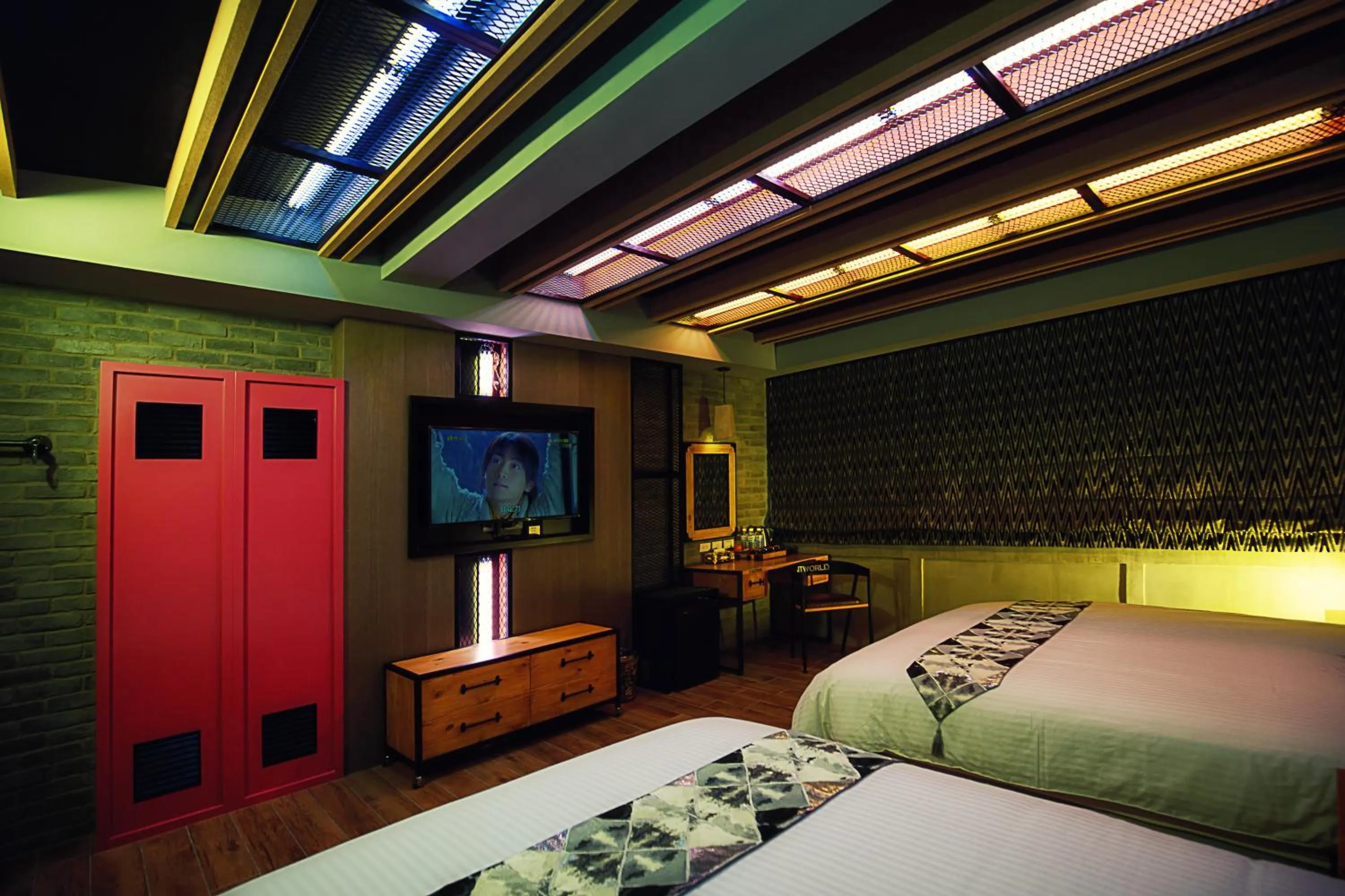 Photo of the whole room in J.T.World