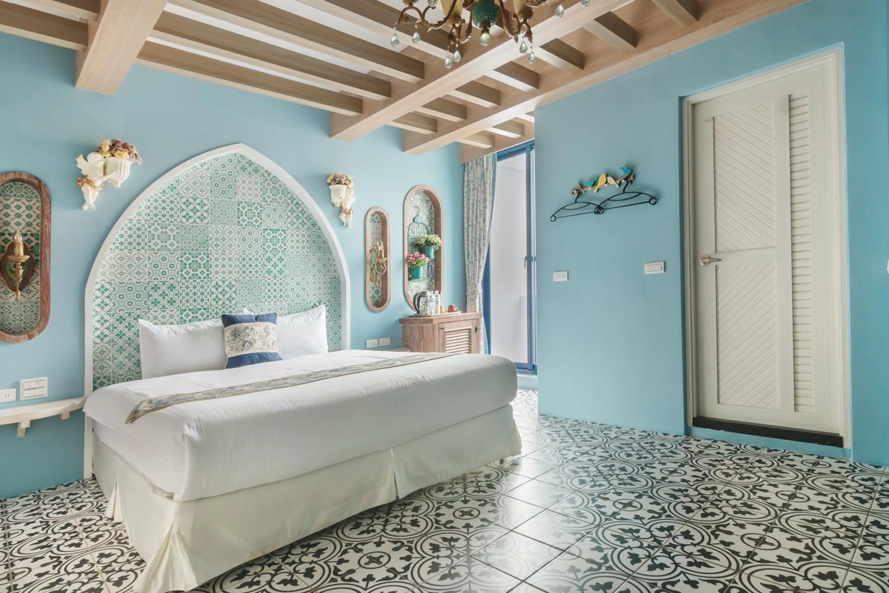 Photo of the whole room in J.T.World