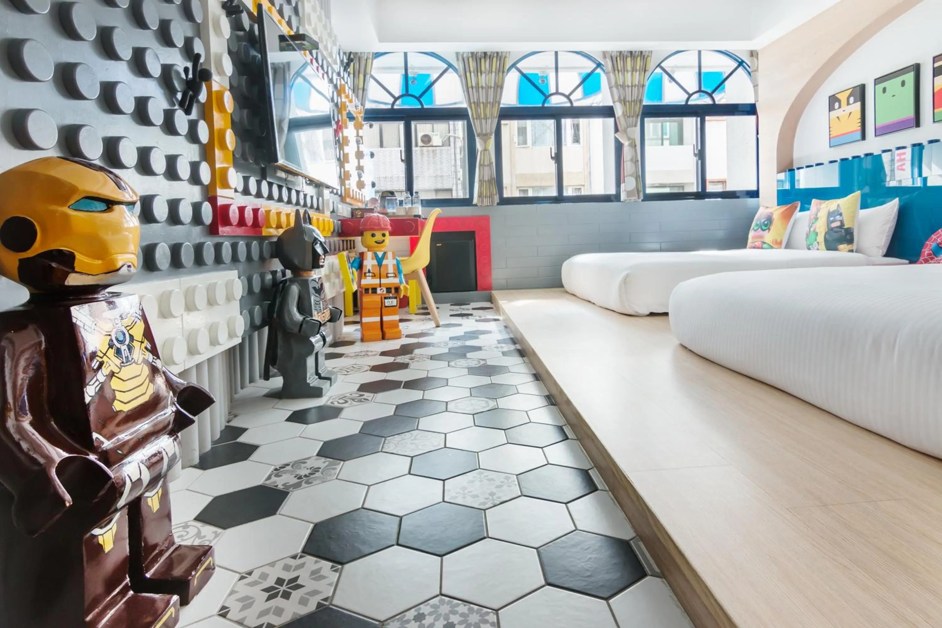 Photo of the whole room in J.T.World