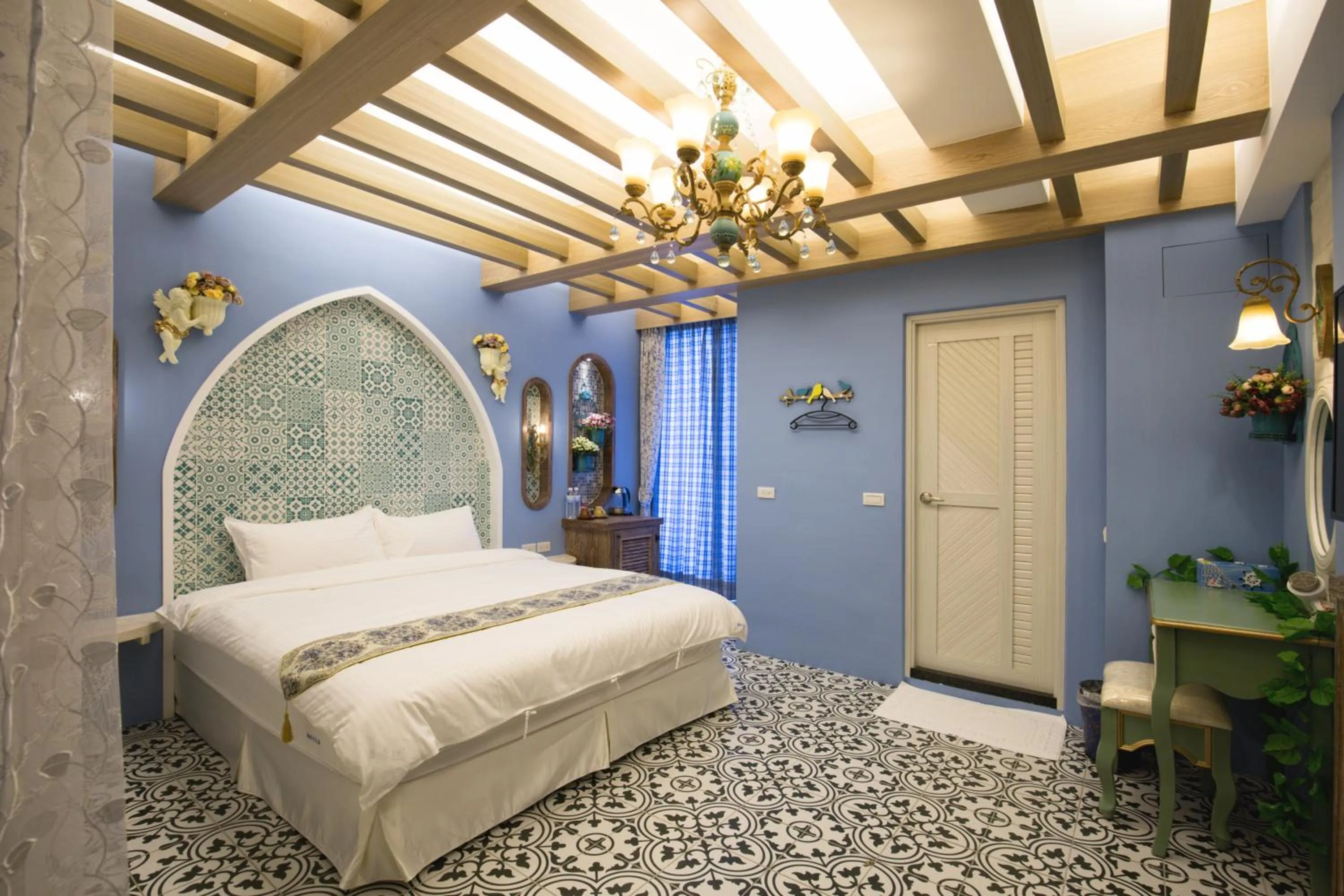 Photo of the whole room in J.T.World