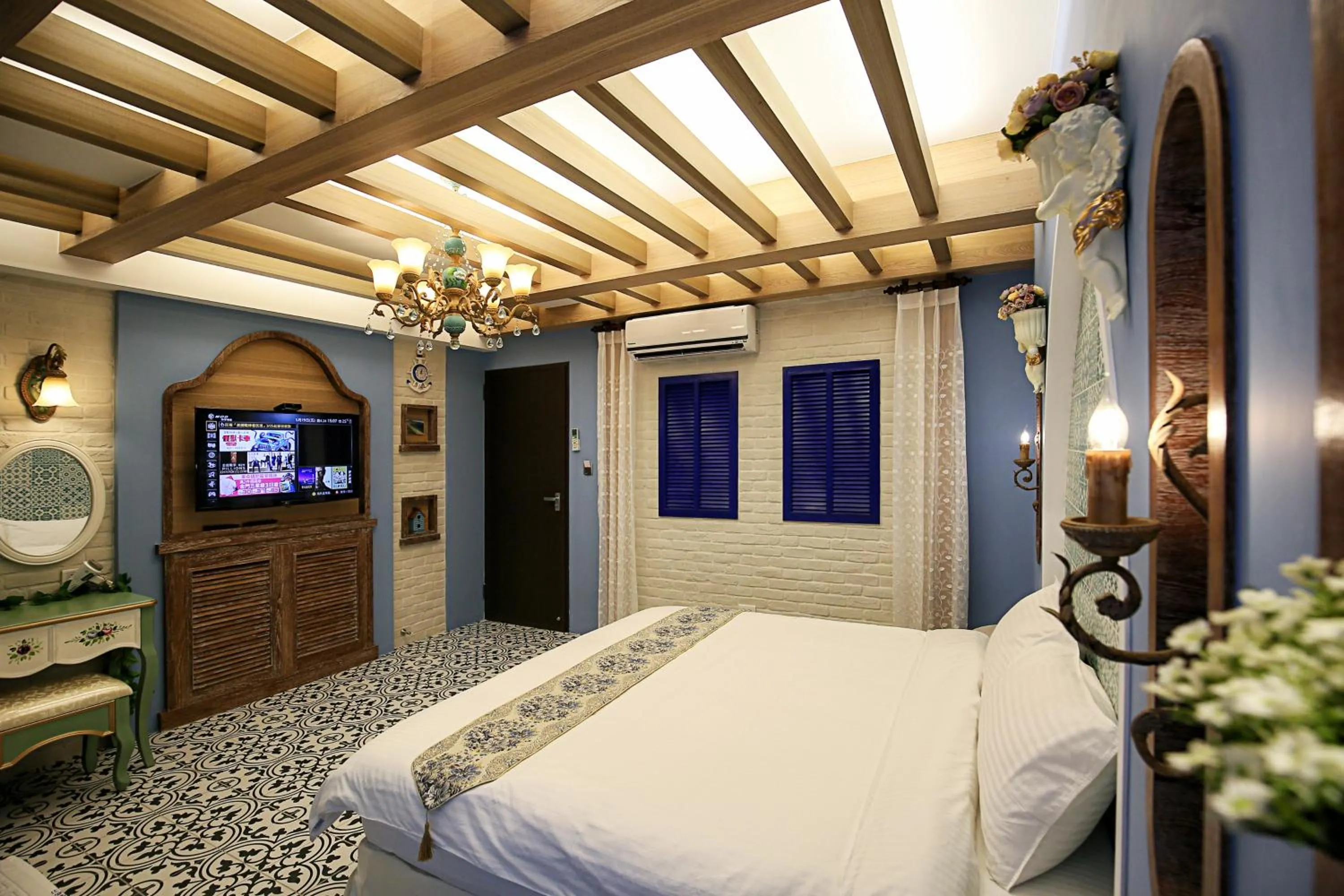 Photo of the whole room in J.T.World