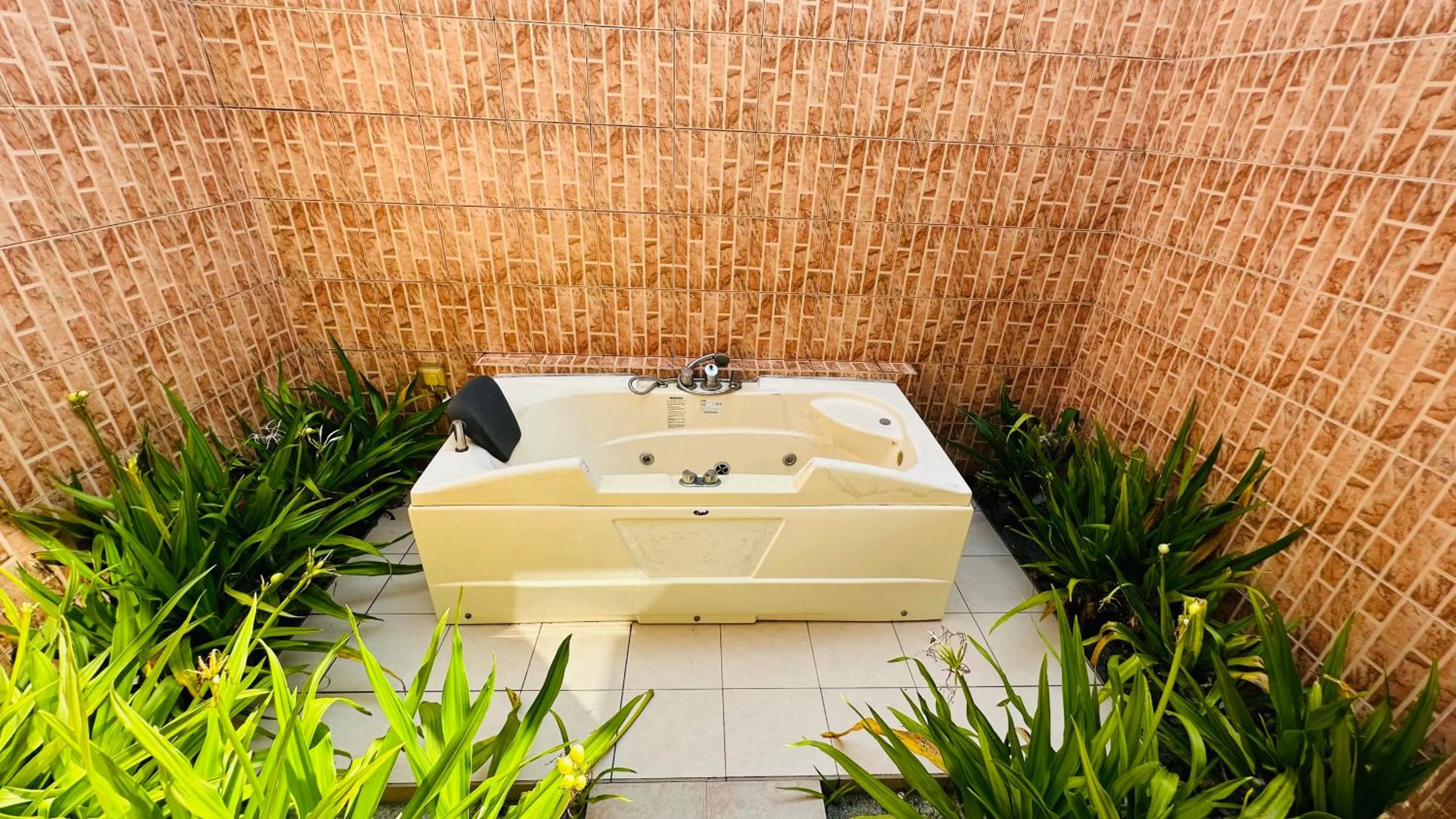 Open Air Bath in Midsummer Thulusdhoo