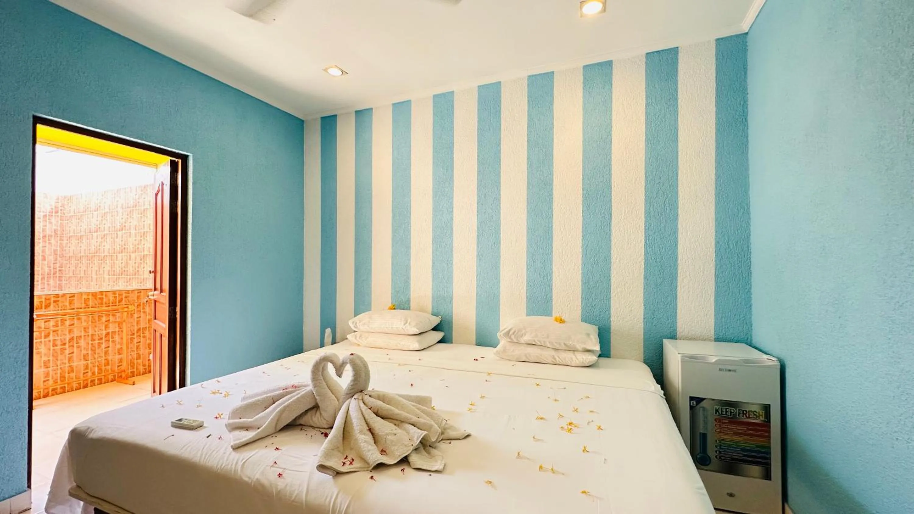 Photo of the whole room, Bed in Midsummer Thulusdhoo