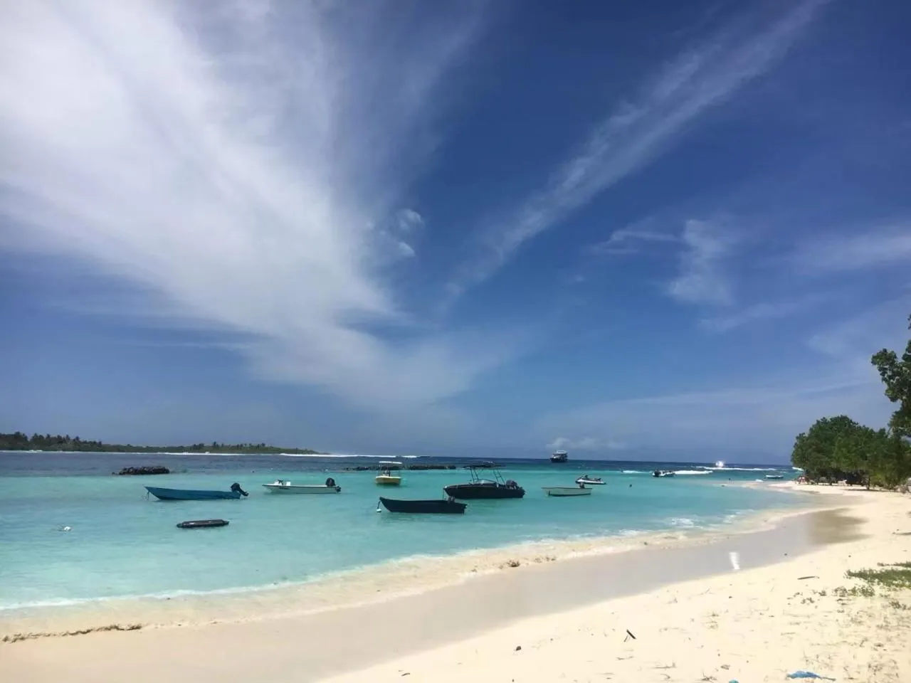 Natural landscape in Midsummer Thulusdhoo