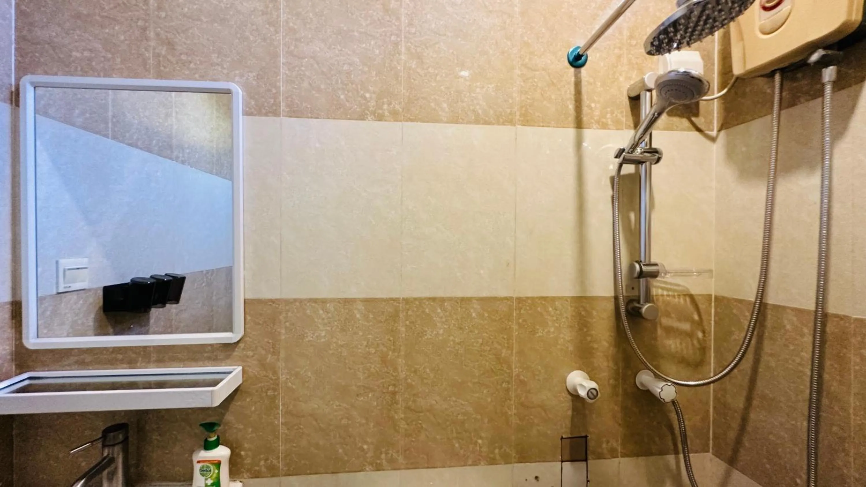 Shower in Midsummer Thulusdhoo