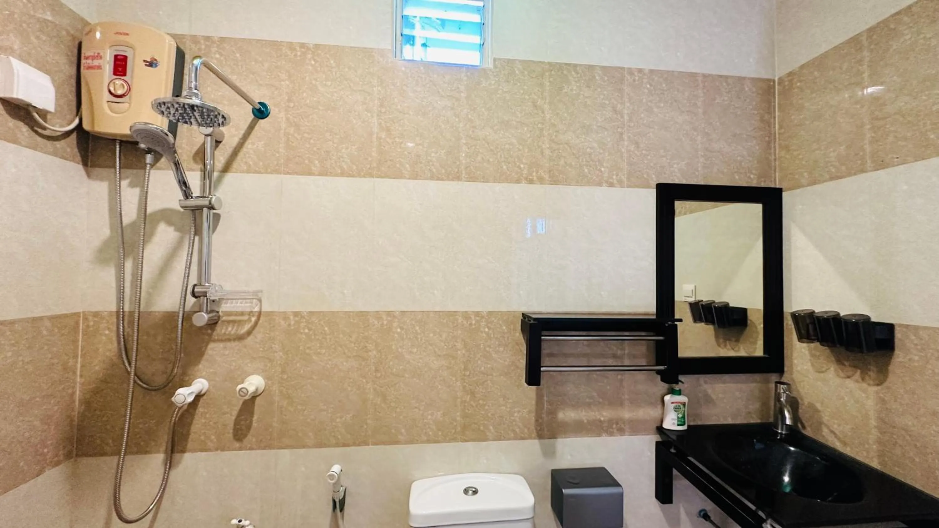 Shower in Midsummer Thulusdhoo