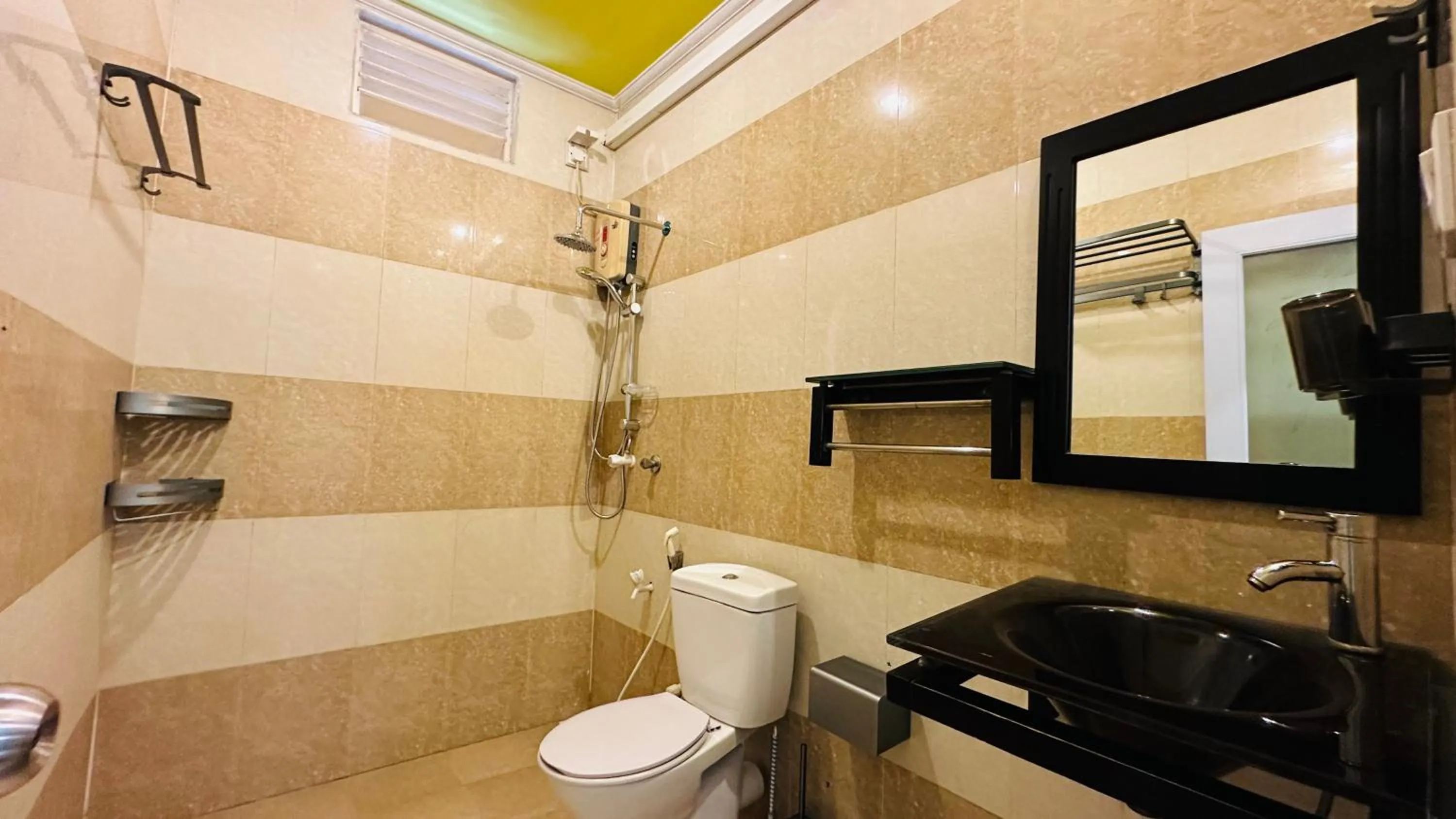 Shower in Midsummer Thulusdhoo