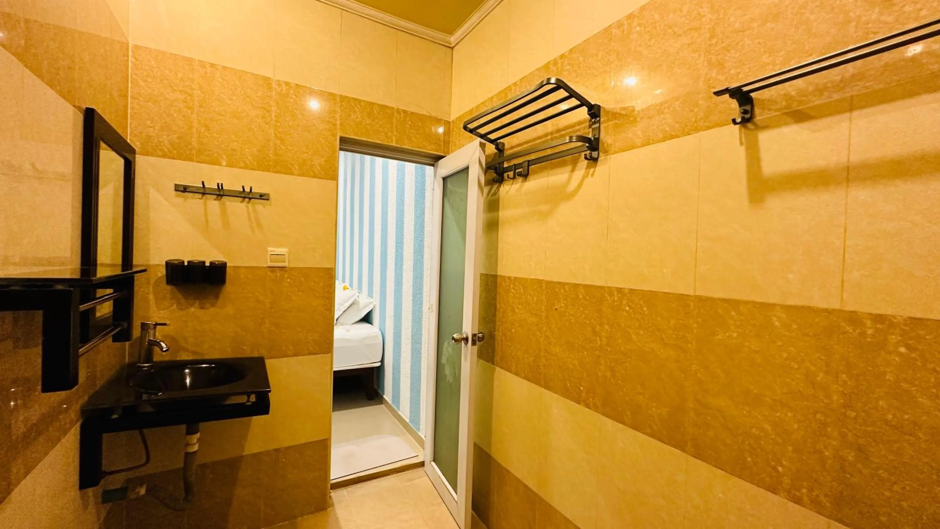 Shower, Bed in Midsummer Thulusdhoo
