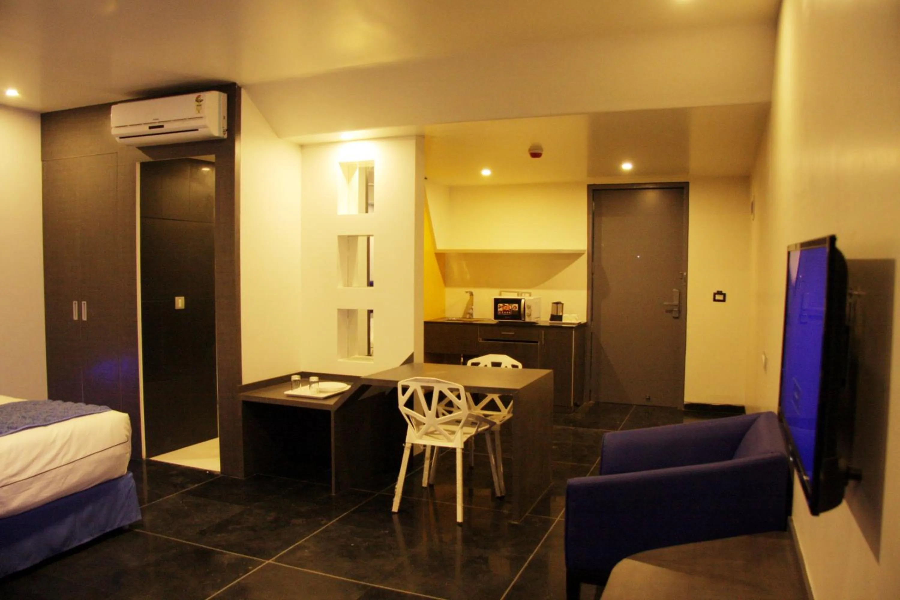 Living room, Bed in Days Inn & Suites by Wyndham Bengaluru Whitefield