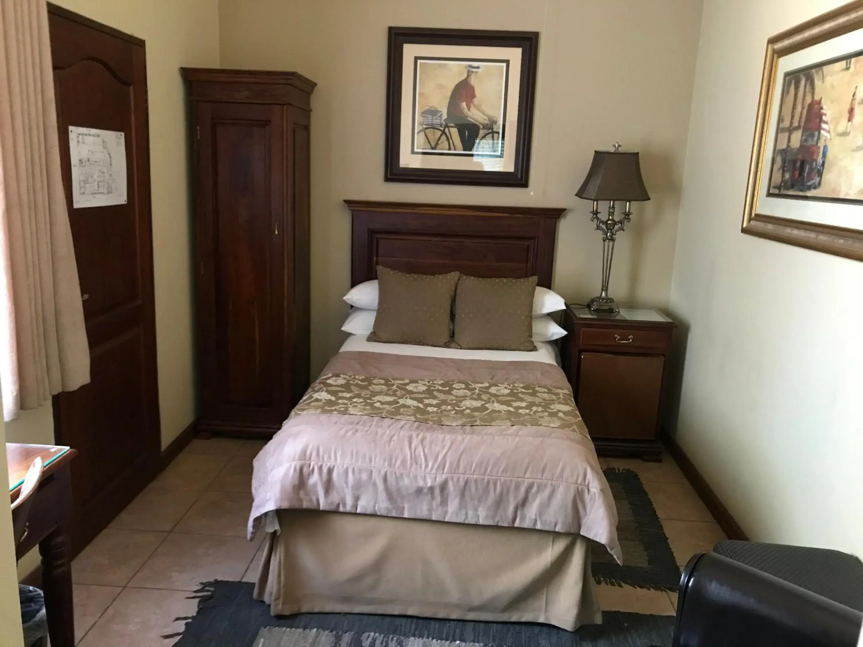 Standard Single Room - single occupancy in Le Cozmo Guesthouse Standard Single Room - single occupancy in Le Cozmo Guesthouse