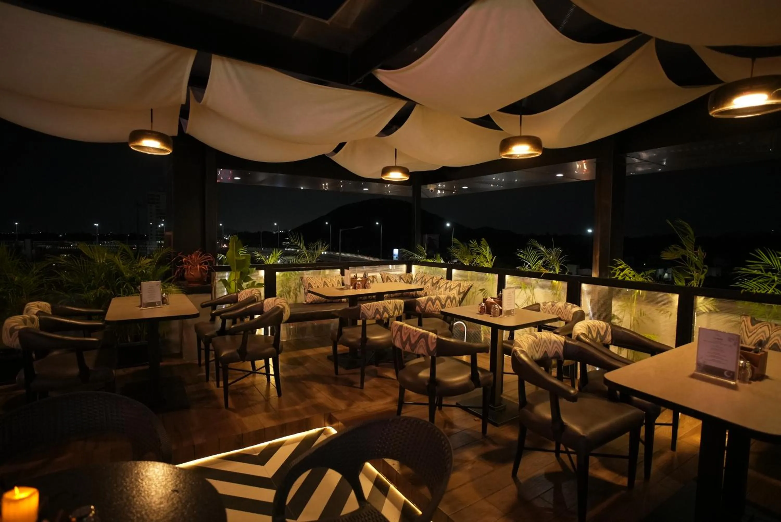 Restaurant/places to eat in Hotel SRR Grand