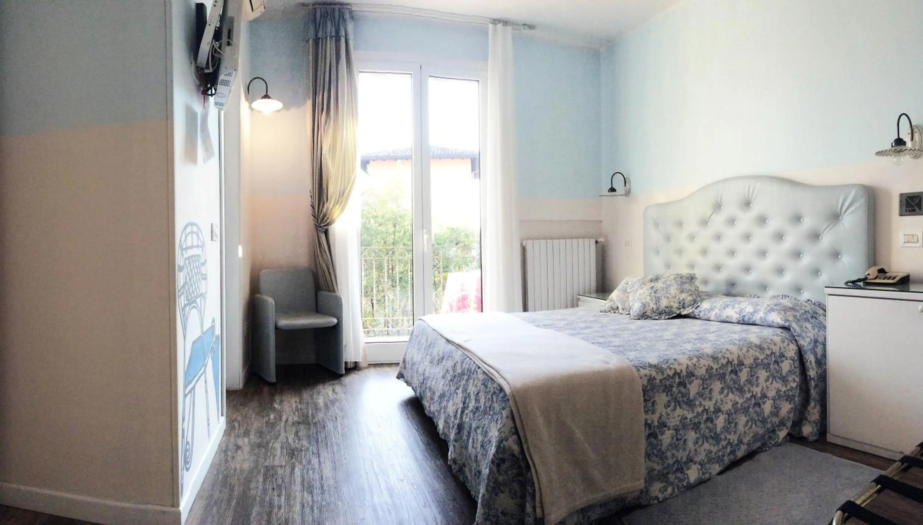 Balcony/Terrace, Bed in Hotel Serenella