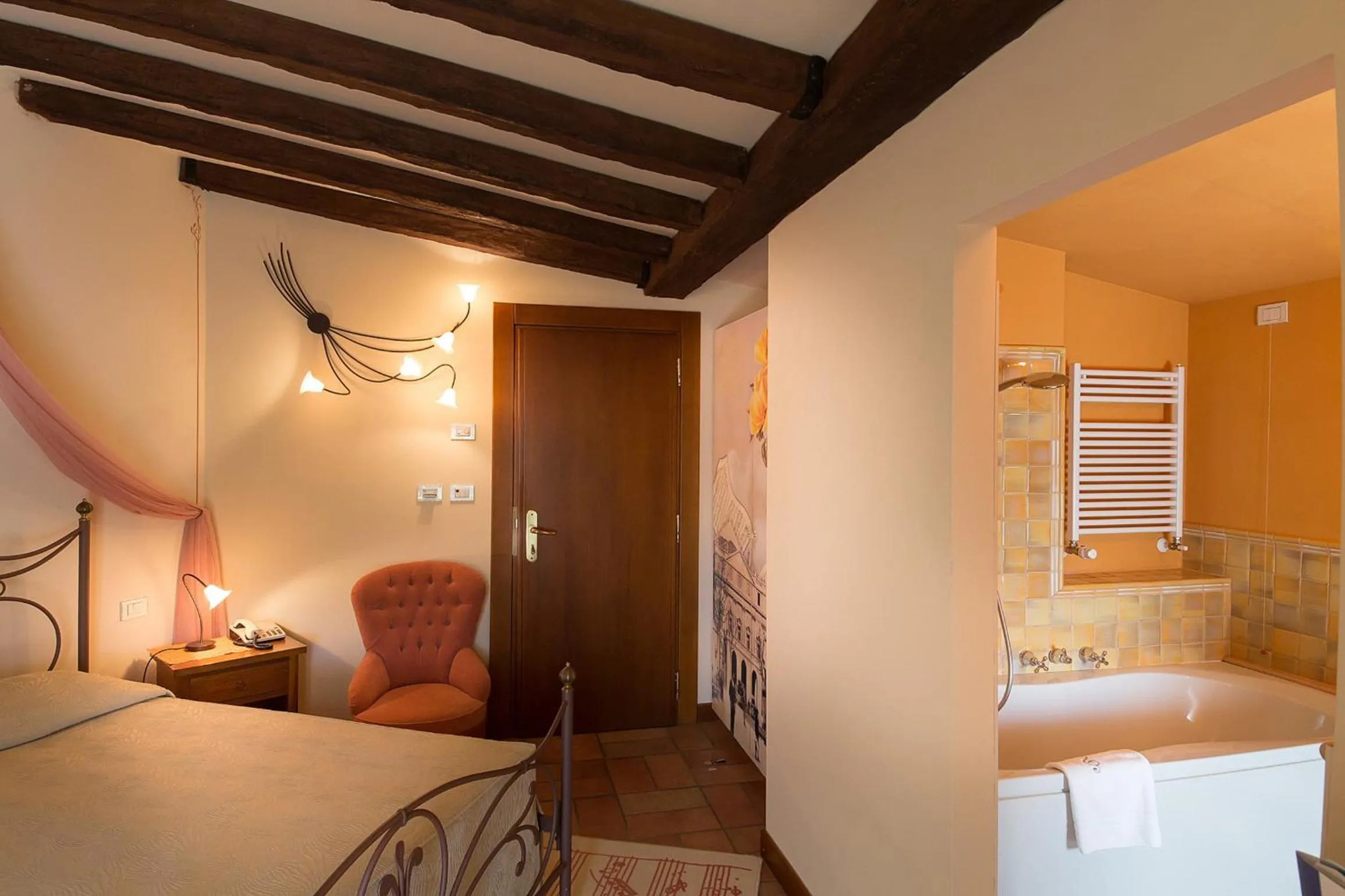 Bathroom, Bed in Hotel Serenella