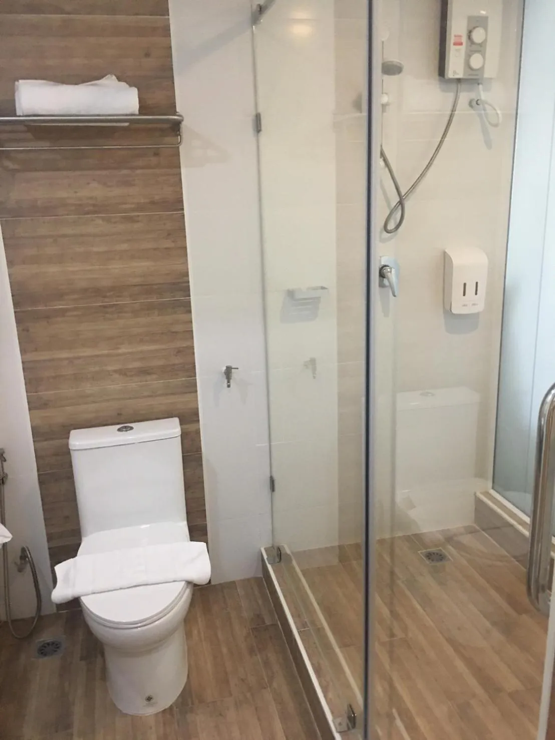 Shower in Ingnaam Hotel